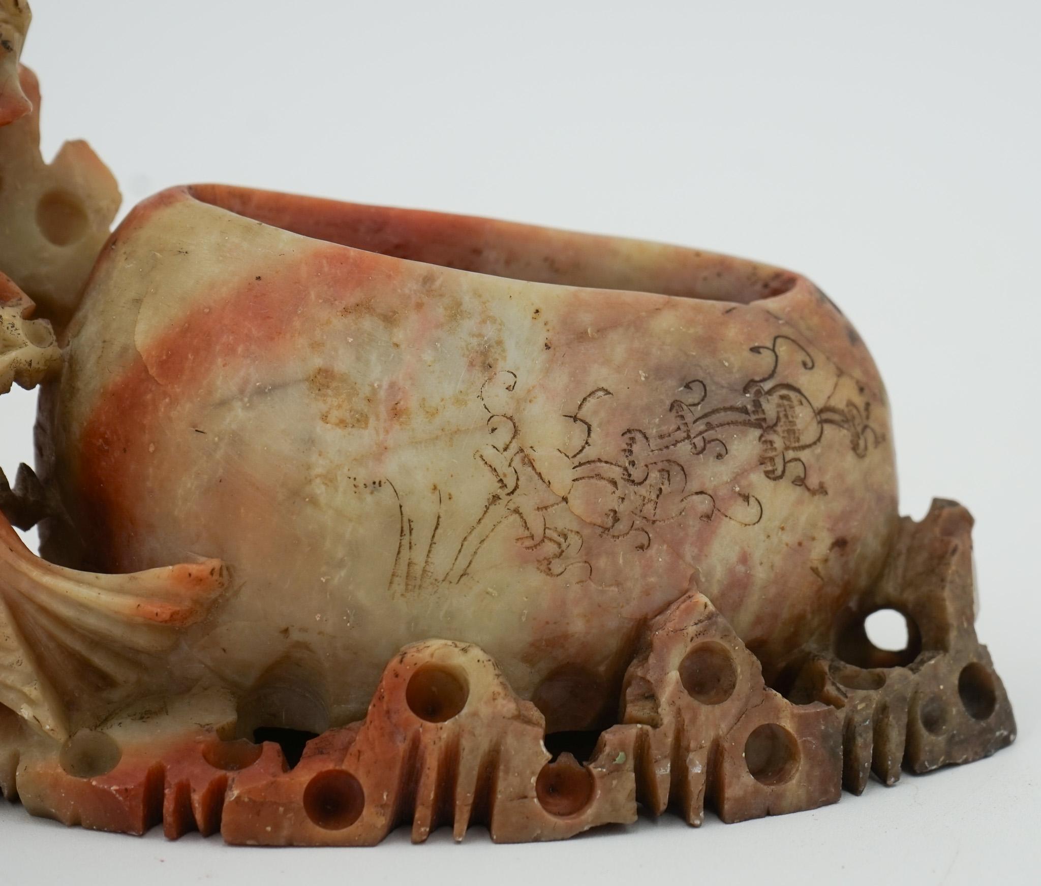 POT DE DÉCORATION EN PIERRE DE SAVON CHINOIS DE LA PREMIÈRE ANNEE DU 20e SIÈCLE Sculpté à la main en vente 1