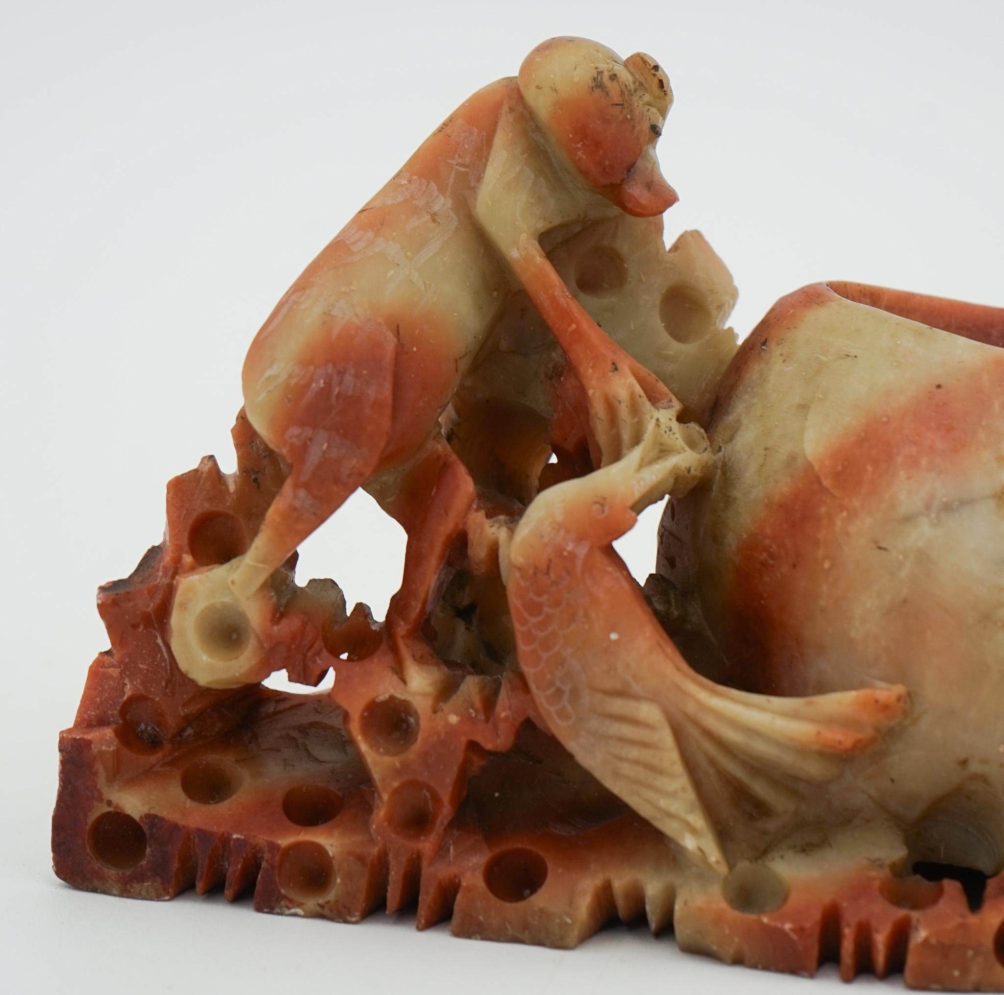 POT DE DÉCORATION EN PIERRE DE SAVON CHINOIS DE LA PREMIÈRE ANNEE DU 20e SIÈCLE Sculpté à la main en vente 2