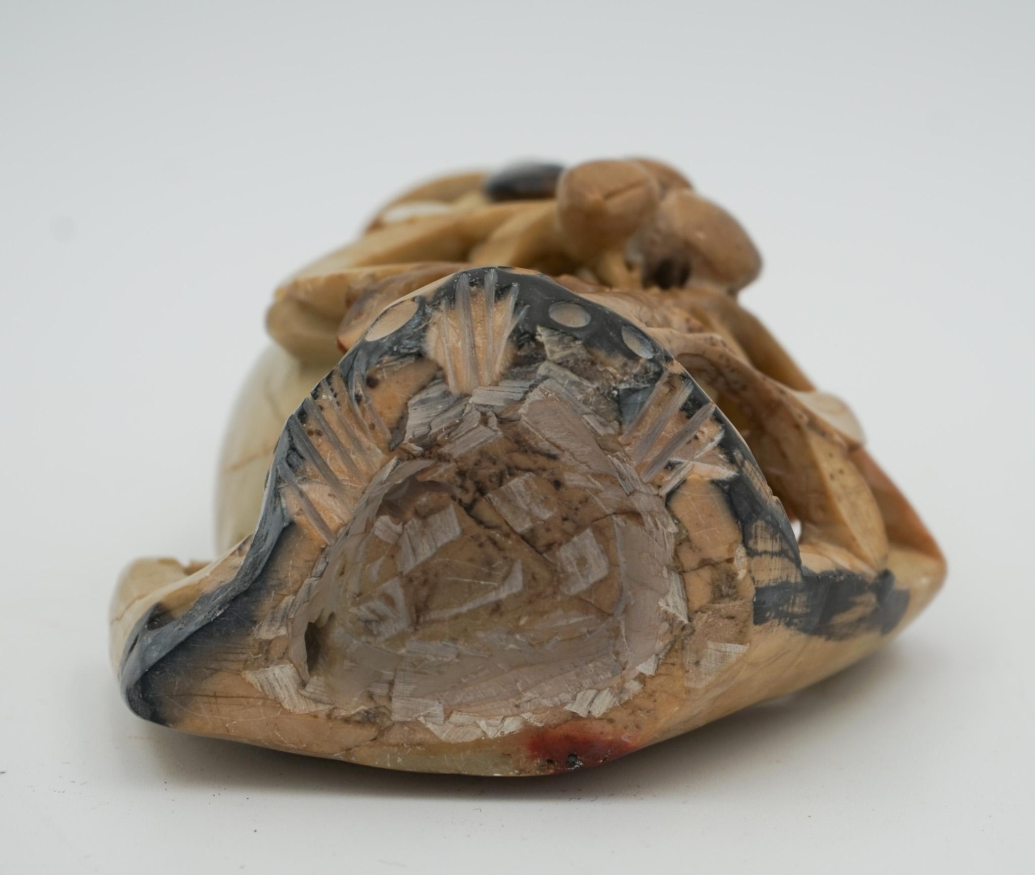 
Antiquités de Londres


Un élégant pot chinois en stéatite du début du 20e siècle, sculpté à la main de manière experte avec des motifs floraux complexes. L'artisanat présente des fleurs et des feuillages magnifiquement détaillés, tous façonnés