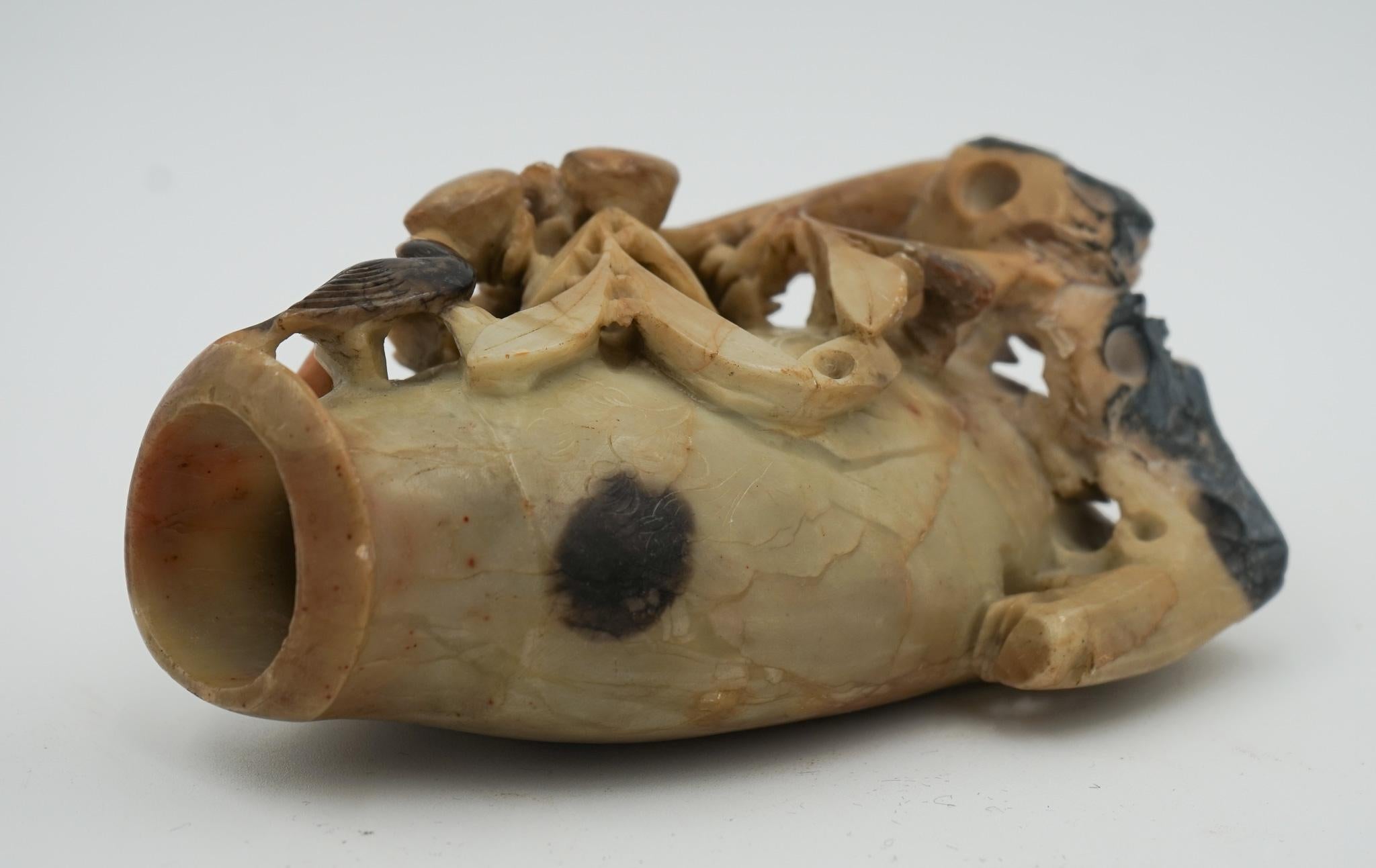 Britannique POT DE DÉCORATION EN PIERRE DE SAVON FLORALE ORIENTALE CHINOISE DU 20e SIÈCLE Sculptée à la main en vente