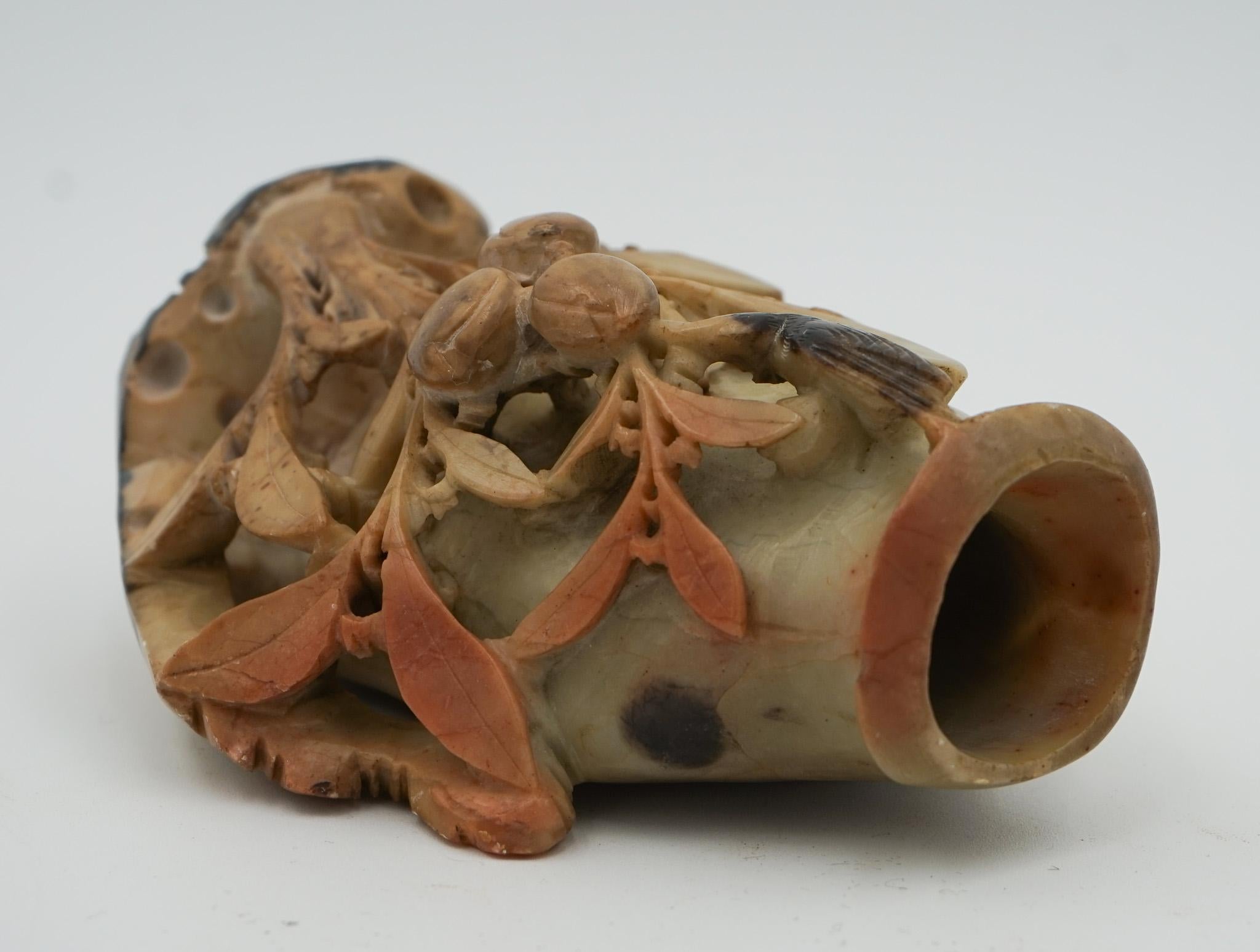 Fait main POT DE DÉCORATION EN PIERRE DE SAVON FLORALE ORIENTALE CHINOISE DU 20e SIÈCLE Sculptée à la main en vente