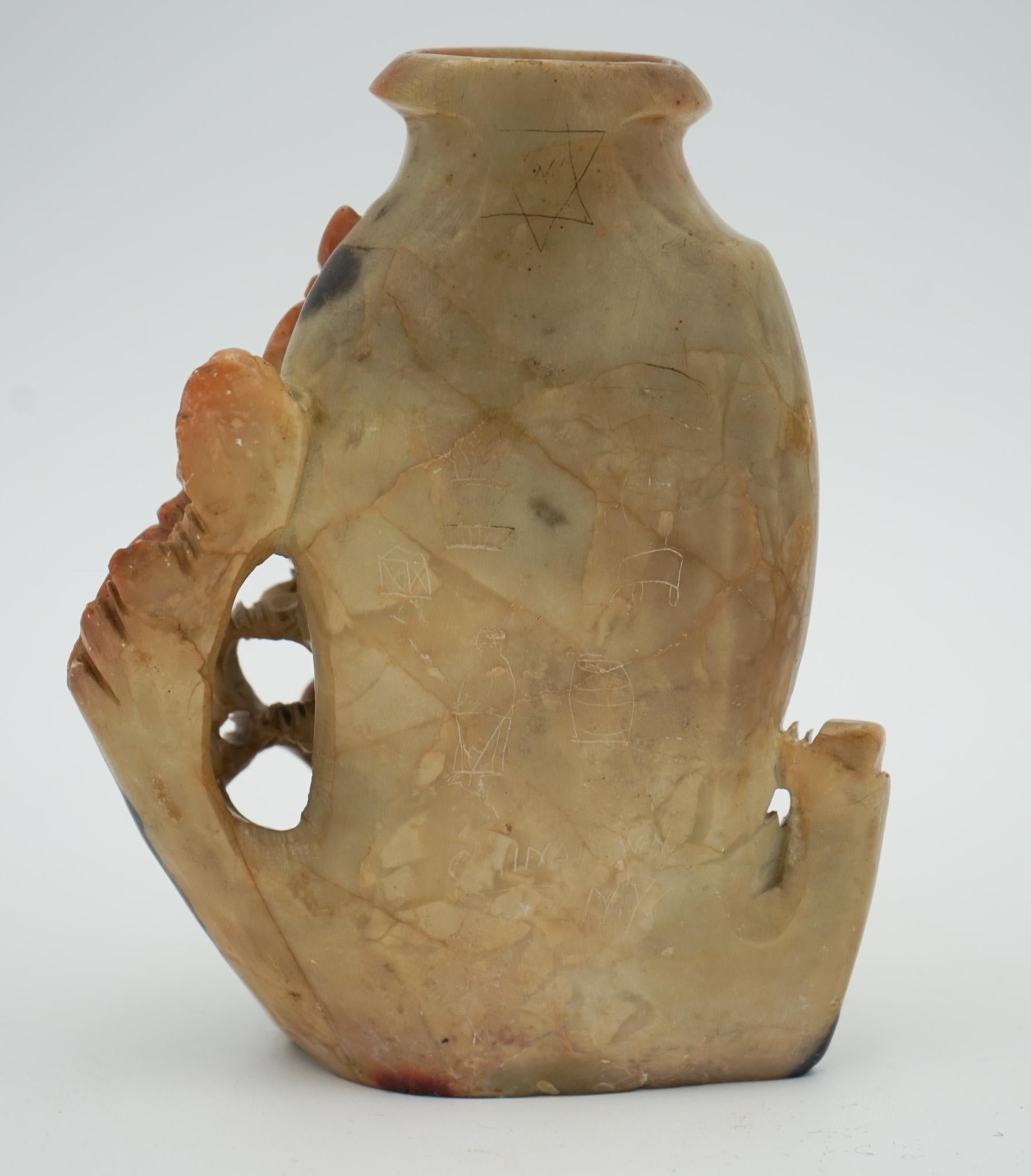 POT DE DÉCORATION EN PIERRE DE SAVON FLORALE ORIENTALE CHINOISE DU 20e SIÈCLE Sculptée à la main Bon état - En vente à Pulborough, GB