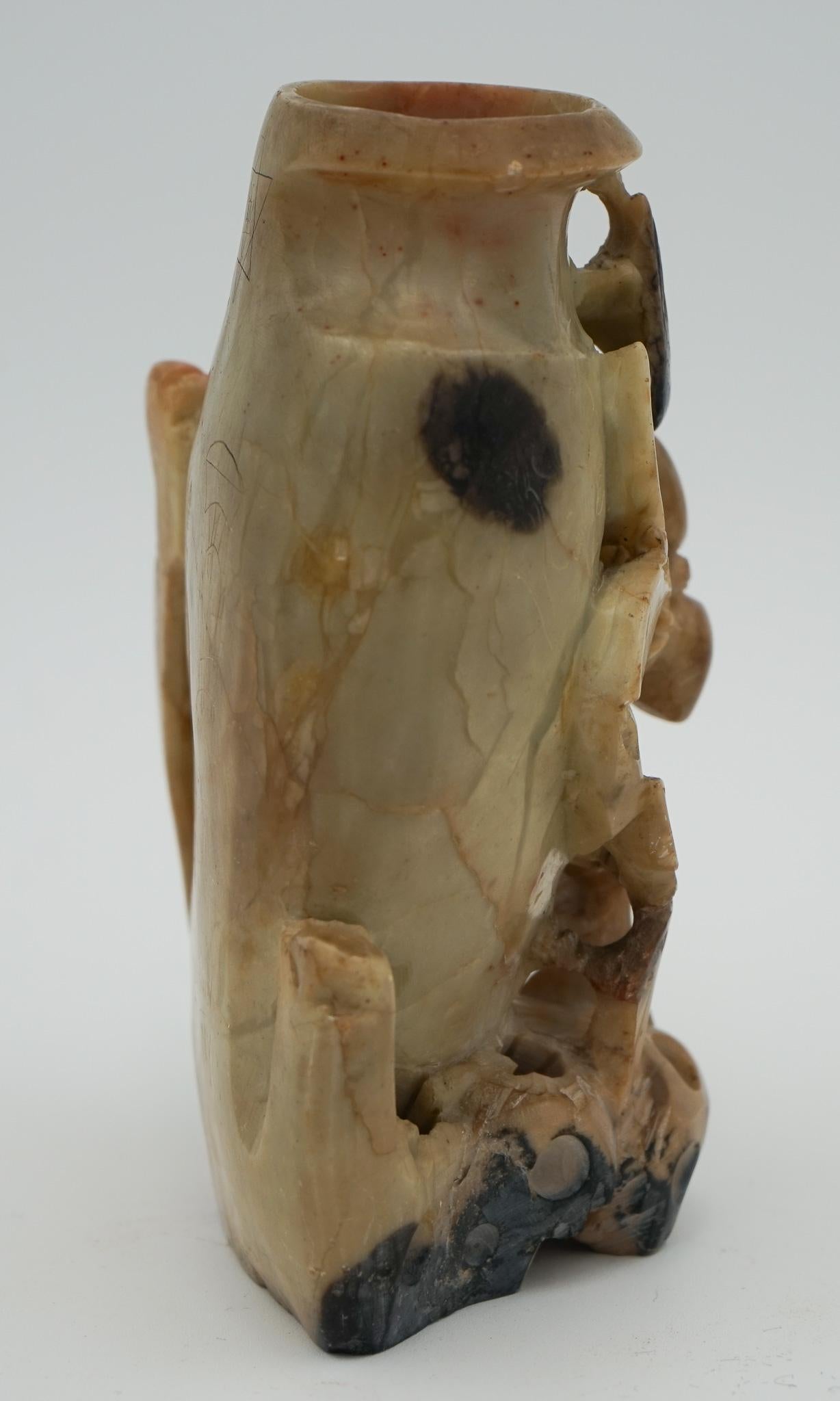 20ième siècle POT DE DÉCORATION EN PIERRE DE SAVON FLORALE ORIENTALE CHINOISE DU 20e SIÈCLE Sculptée à la main en vente