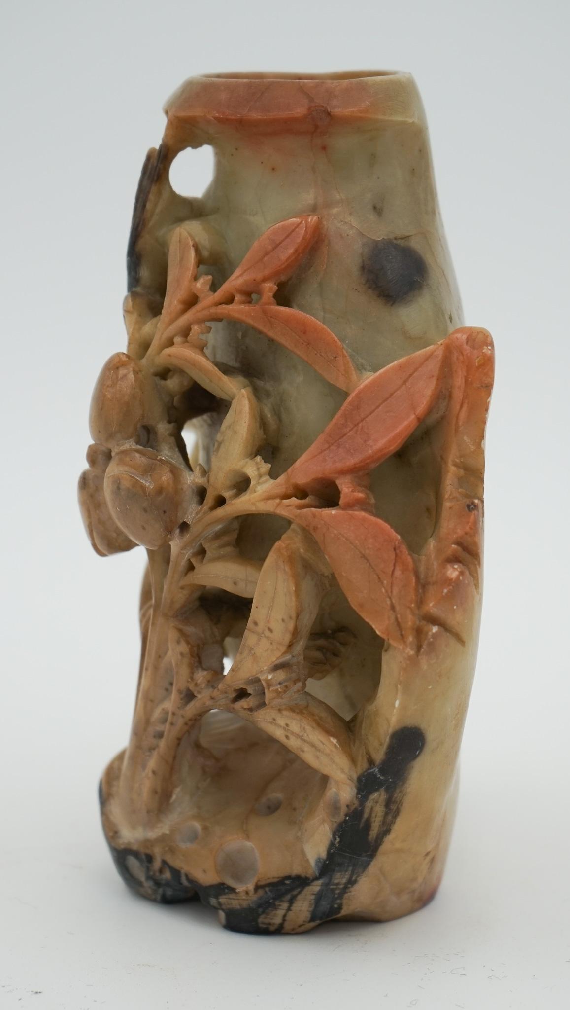 Stéatite POT DE DÉCORATION EN PIERRE DE SAVON FLORALE ORIENTALE CHINOISE DU 20e SIÈCLE Sculptée à la main en vente