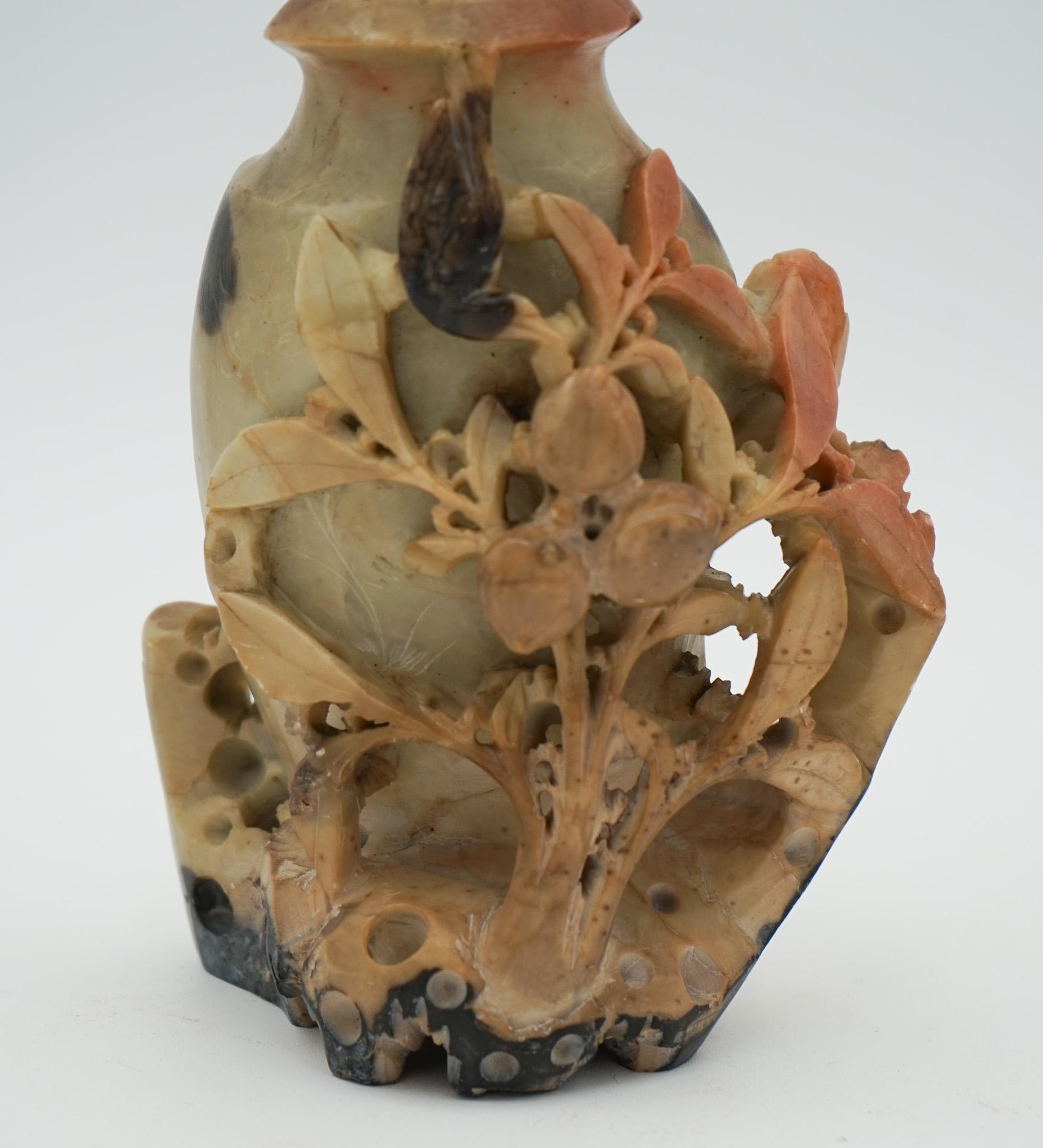 POT DE DÉCORATION EN PIERRE DE SAVON FLORALE ORIENTALE CHINOISE DU 20e SIÈCLE Sculptée à la main en vente 1