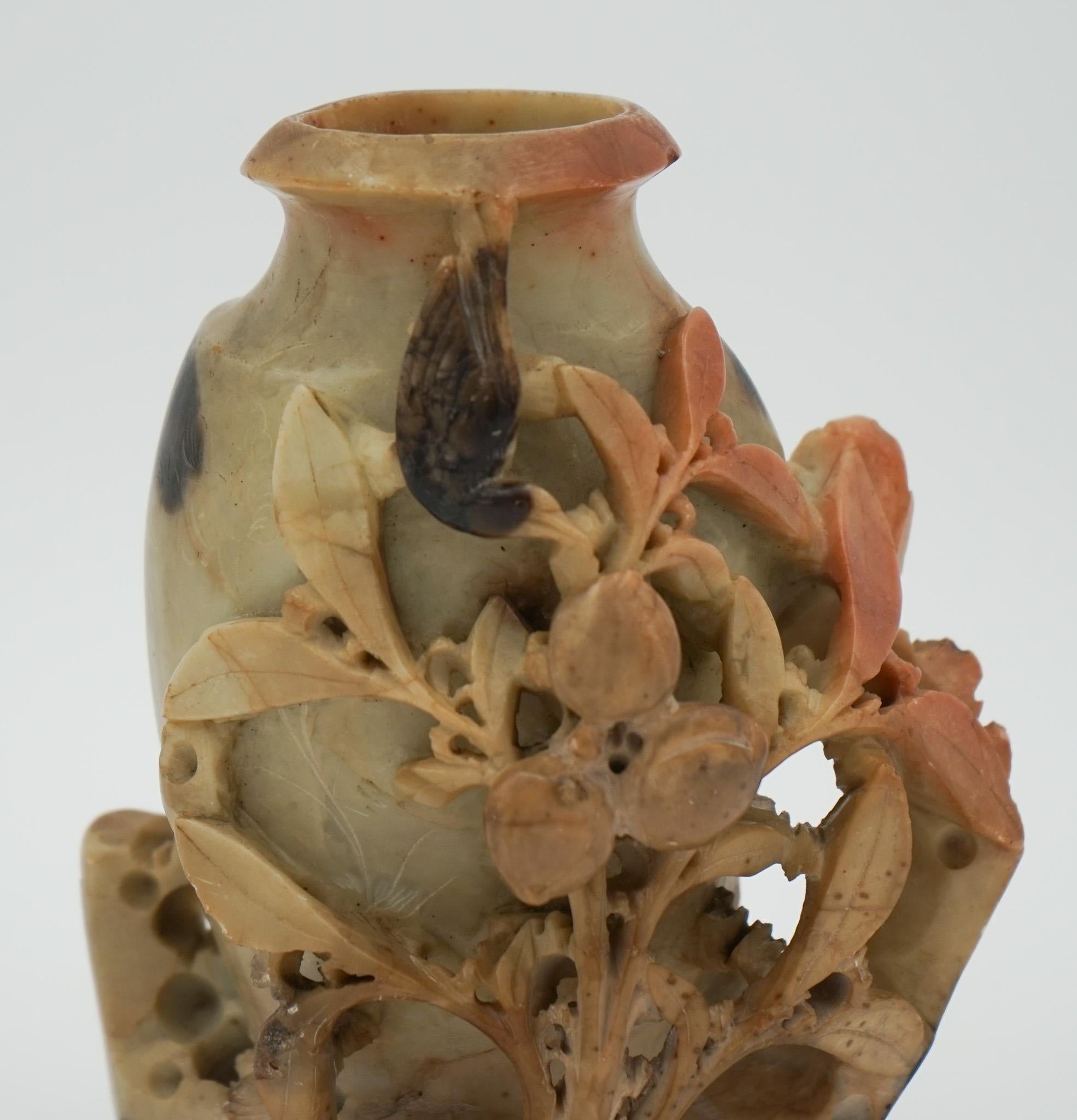 POT DE DÉCORATION EN PIERRE DE SAVON FLORALE ORIENTALE CHINOISE DU 20e SIÈCLE Sculptée à la main en vente 2