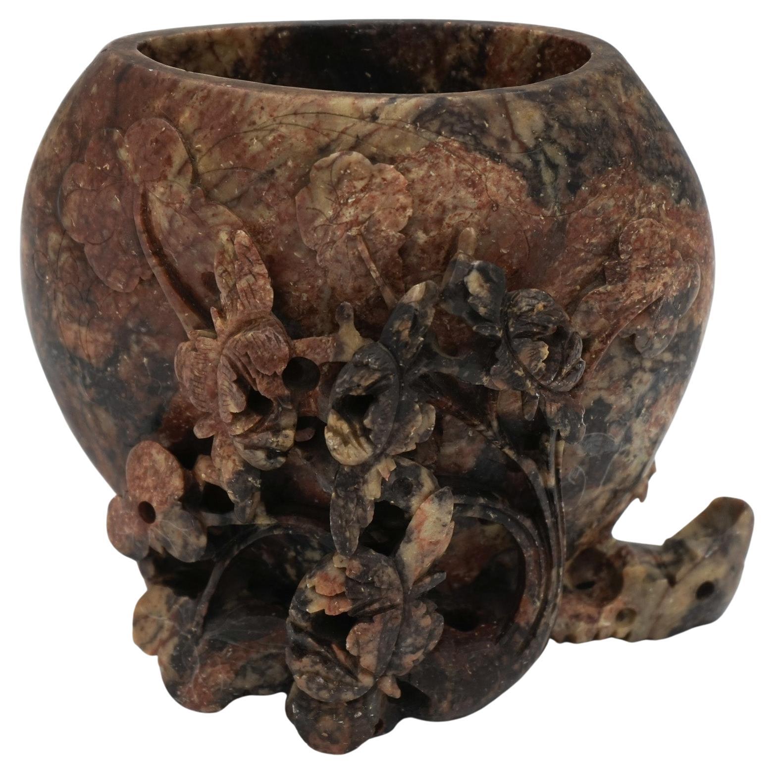 VASO DECORATIVO ORIENTALE CINESE DEL VENTESIMO SECOLO intagliato a mano con fiori di sapone.