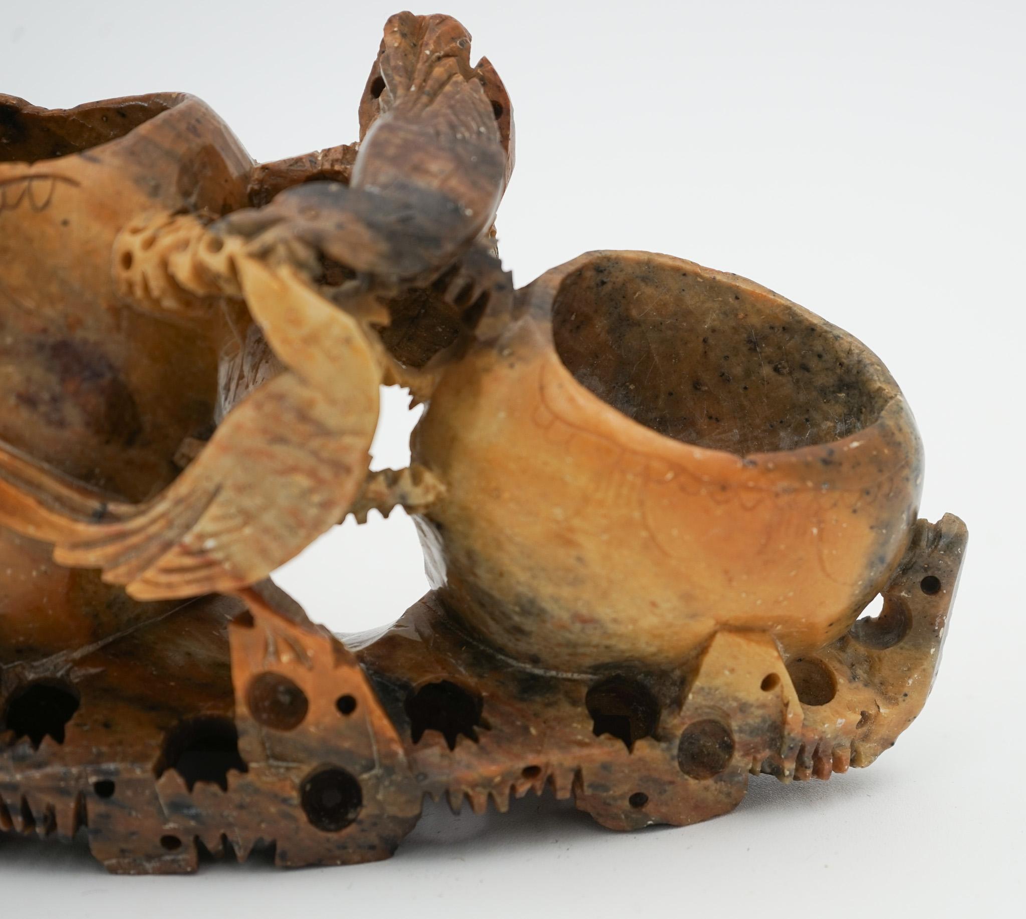 
Antiquités de Londres



Magnifique ornement chinois en stéatite du début du XXe siècle, sculpté à la main, représentant deux pots décoratifs reliés entre eux. La pièce présente des détails complexes, des motifs traditionnels et des sculptures