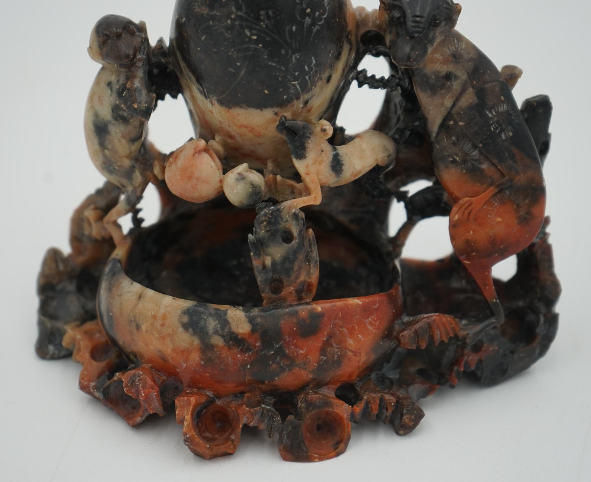 
Antiquitäten aus London

Ein auffälliger chinesischer Specksteintopf aus dem frühen 20. Jahrhundert, großzügig dimensioniert und wunderschön handgeschnitzt. Das Stück zeichnet sich durch raffinierte traditionelle Details und Natursteinvariationen