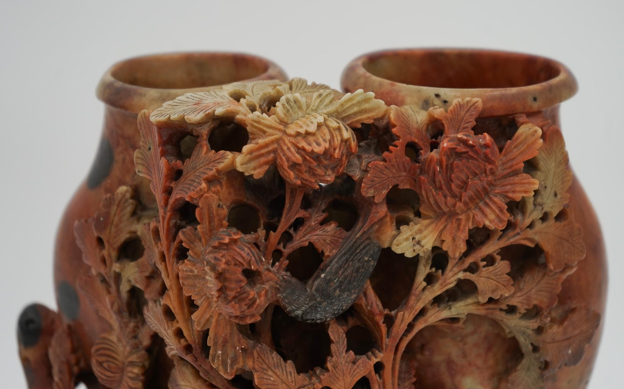 
Antiquités de Londres



Charmante paire de vases chinois en stéatite du début du XXe siècle, sculptés à la main de manière experte avec des motifs traditionnels et des détails élégants. 

Chaque vase présente les variations de couleurs naturelles