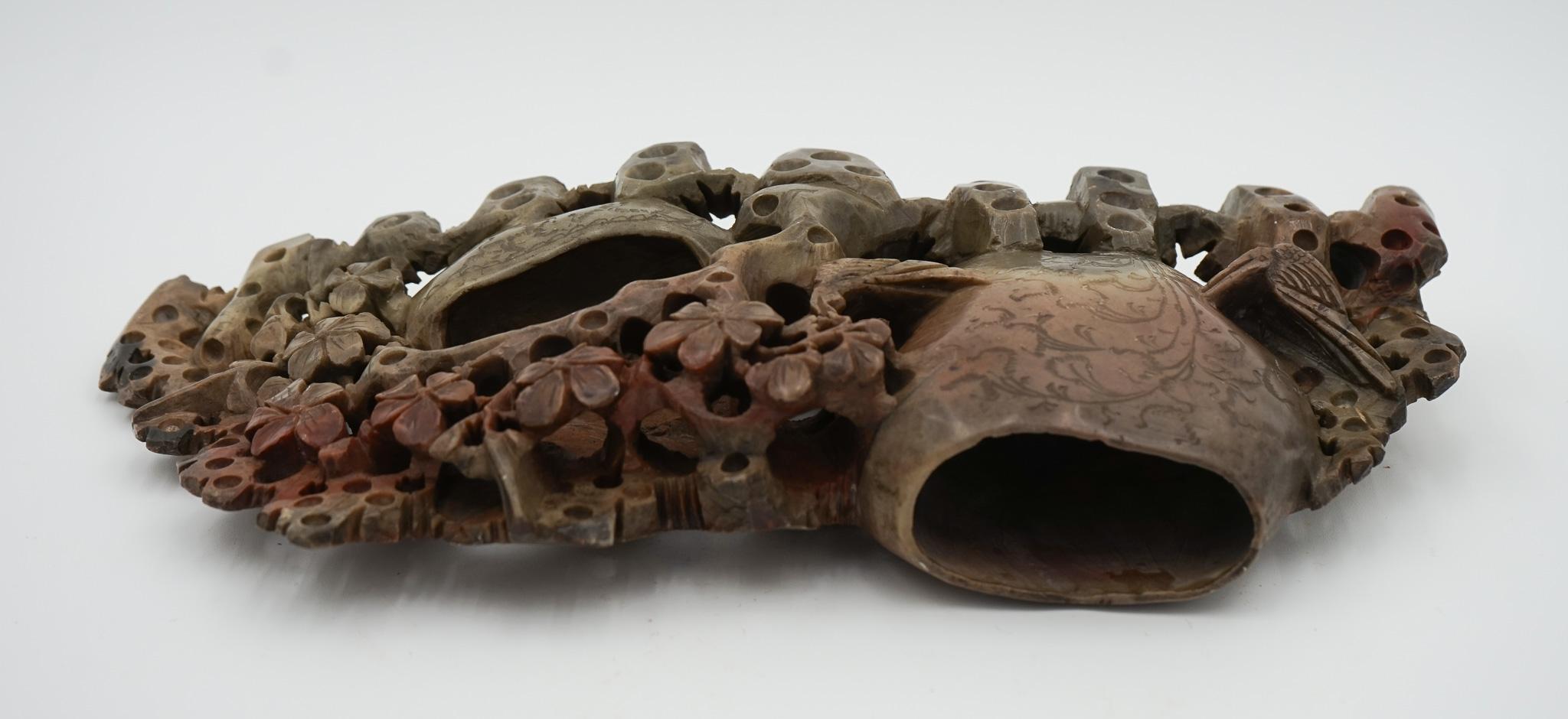 
Antiquités de Londres



Un étonnant pot chinois en stéatite du début du 20e siècle, de taille généreuse et magnifiquement sculpté à la main. La pièce présente des détails traditionnels raffinés et des variations de pierres naturelles qui créent de