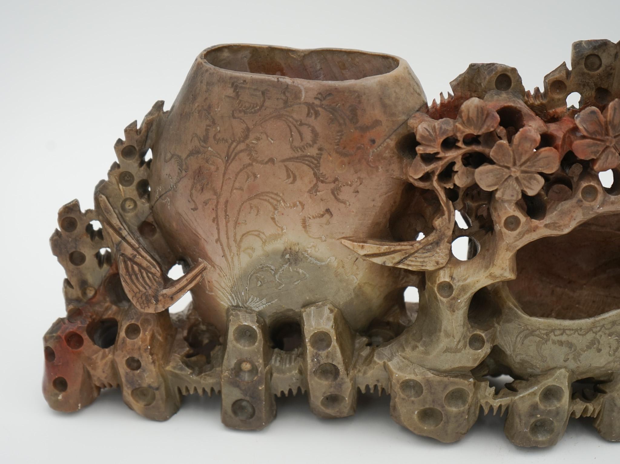 Chinois GRAND POT DE DÉCORATION EN PIERRE DE SAVON ORIENTALE CHINOISE DE LA PREMIÈRE ANNEE DU 20e SIÈCLE Sculptée à la main en vente