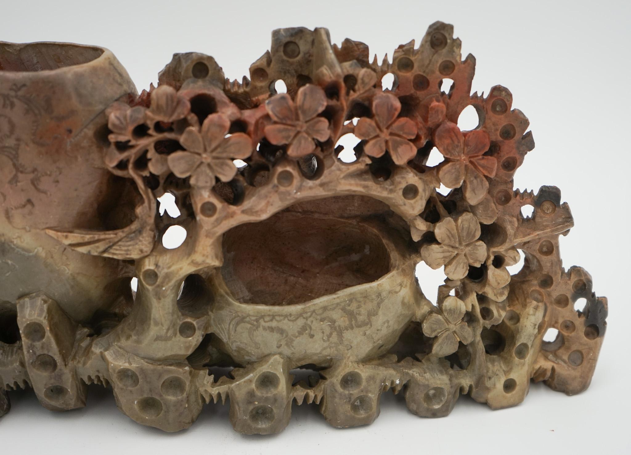 Fait main GRAND POT DE DÉCORATION EN PIERRE DE SAVON ORIENTALE CHINOISE DE LA PREMIÈRE ANNEE DU 20e SIÈCLE Sculptée à la main en vente