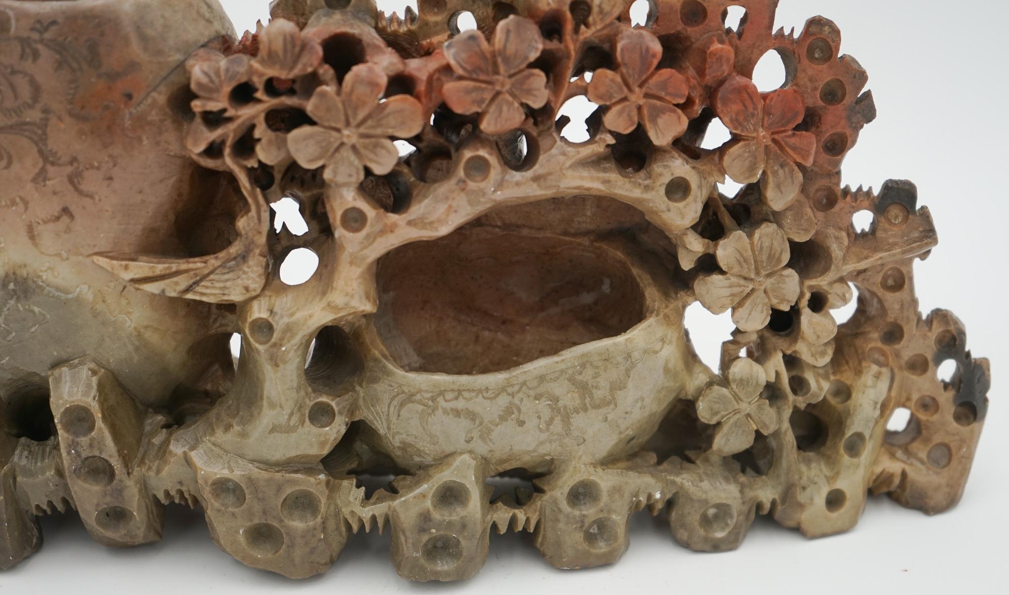 GRAND POT DE DÉCORATION EN PIERRE DE SAVON ORIENTALE CHINOISE DE LA PREMIÈRE ANNEE DU 20e SIÈCLE Sculptée à la main Bon état - En vente à Pulborough, GB