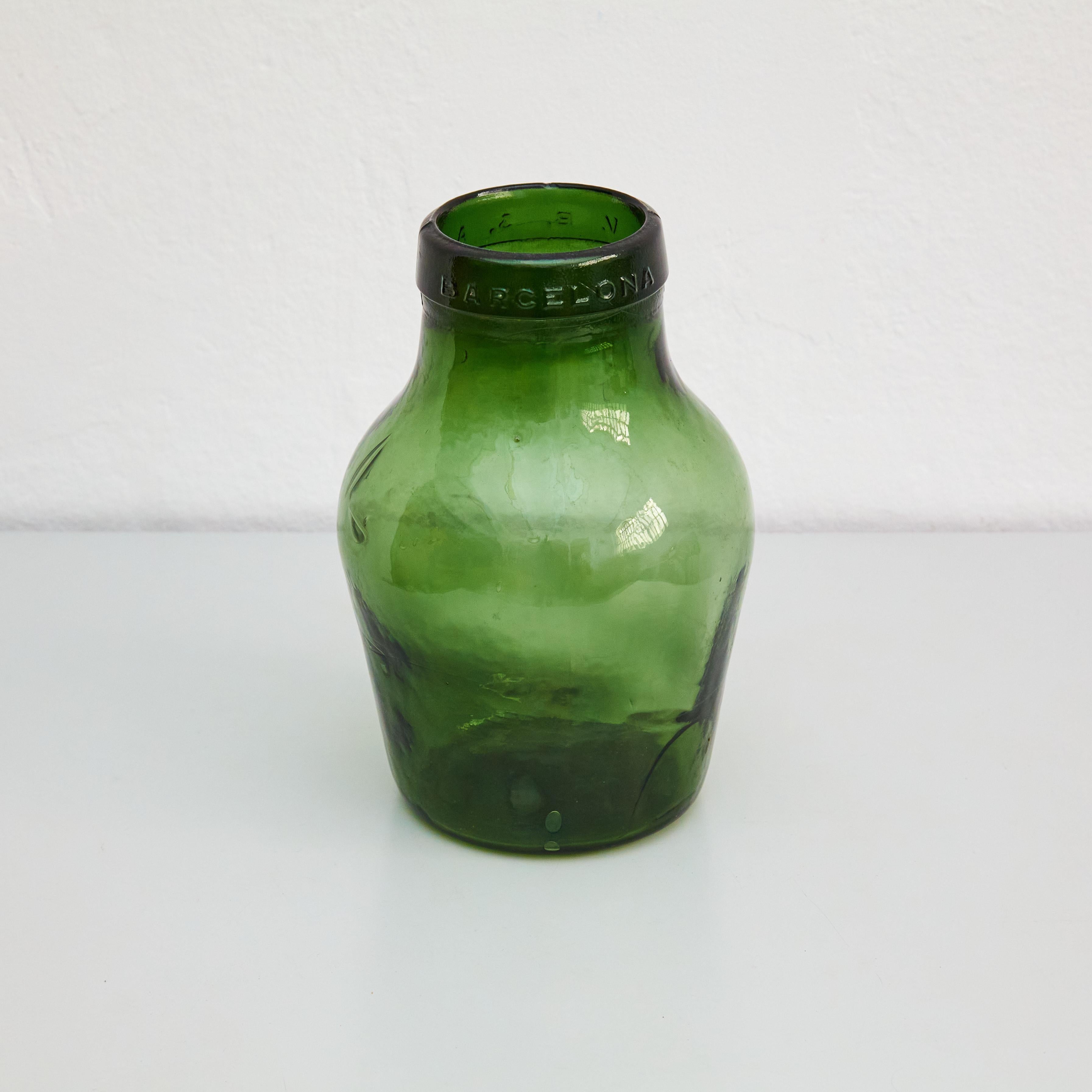 Vaso a bottiglia in vetro spagnolo dell'inizio del XX secolo.    Prodotto in Spagna, circa 1971.    In condizioni originali, con lievi usure dovute all'età e all'uso, conserva una bella patina.    Materiali:   Vetro     Dimensioni:   P 3 cm x L 70