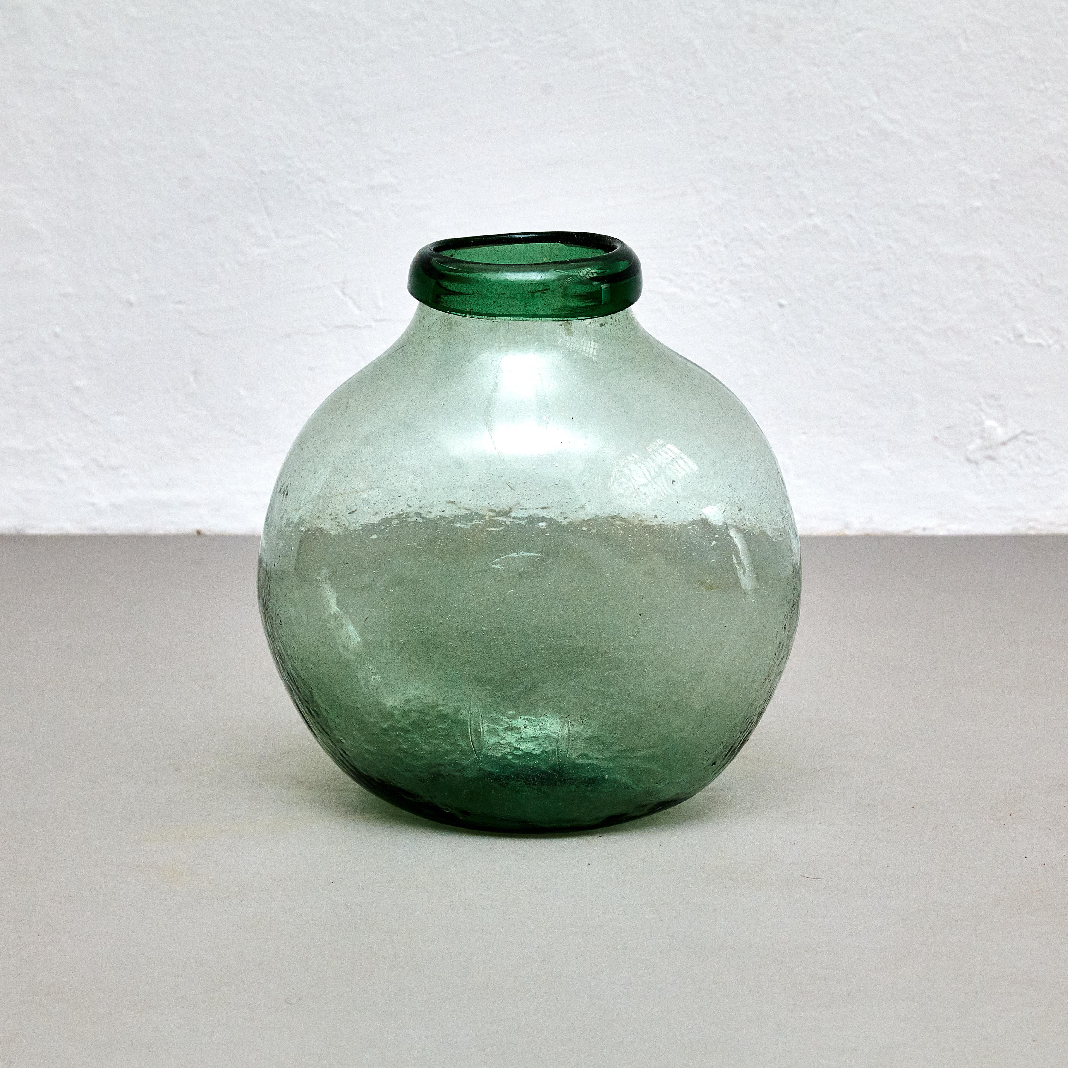 Spanische Glasflaschenvase aus dem frühen 20. Jahrhundert.

Hergestellt in Spanien, ca. 1940.

In ursprünglichem Zustand mit geringen Gebrauchsspuren, die dem Alter und dem Gebrauch entsprechen, wobei eine schöne Patina erhalten