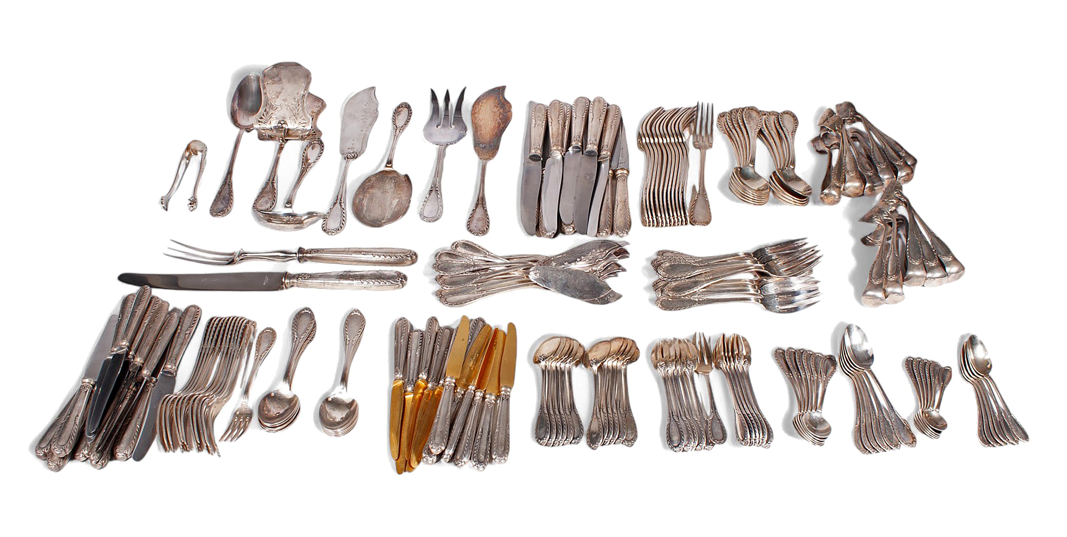 Set di posate in metallo inossidabile a 12 servizi di inizio secolo Art Nouveau da 176 pezzi prodotto in Francia e importato in Argentina da Walser, Wald y Cia.

A cura di: Walser, Wald y Cia. (importatore)
Materiale: metallo, argento,