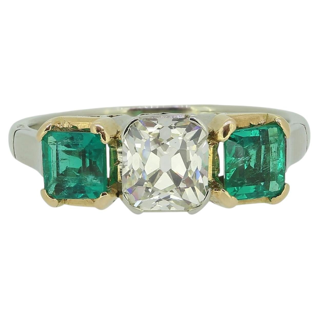 Dreisteinring mit Diamanten und Smaragden, 1,30 Karat, aus dem frühen 20. Jahrhundert