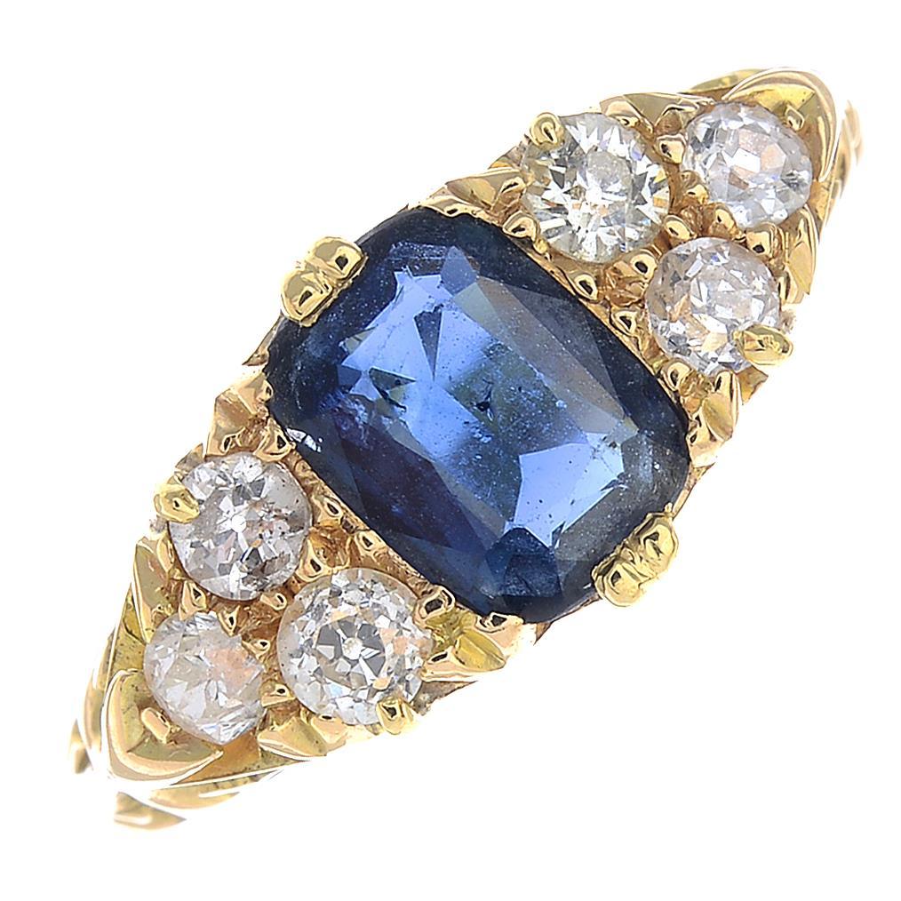 Ring aus 18 Karat Gold mit Saphiren und Diamanten aus dem frühen 20. Jahrhundert (Brillantschliff) im Angebot