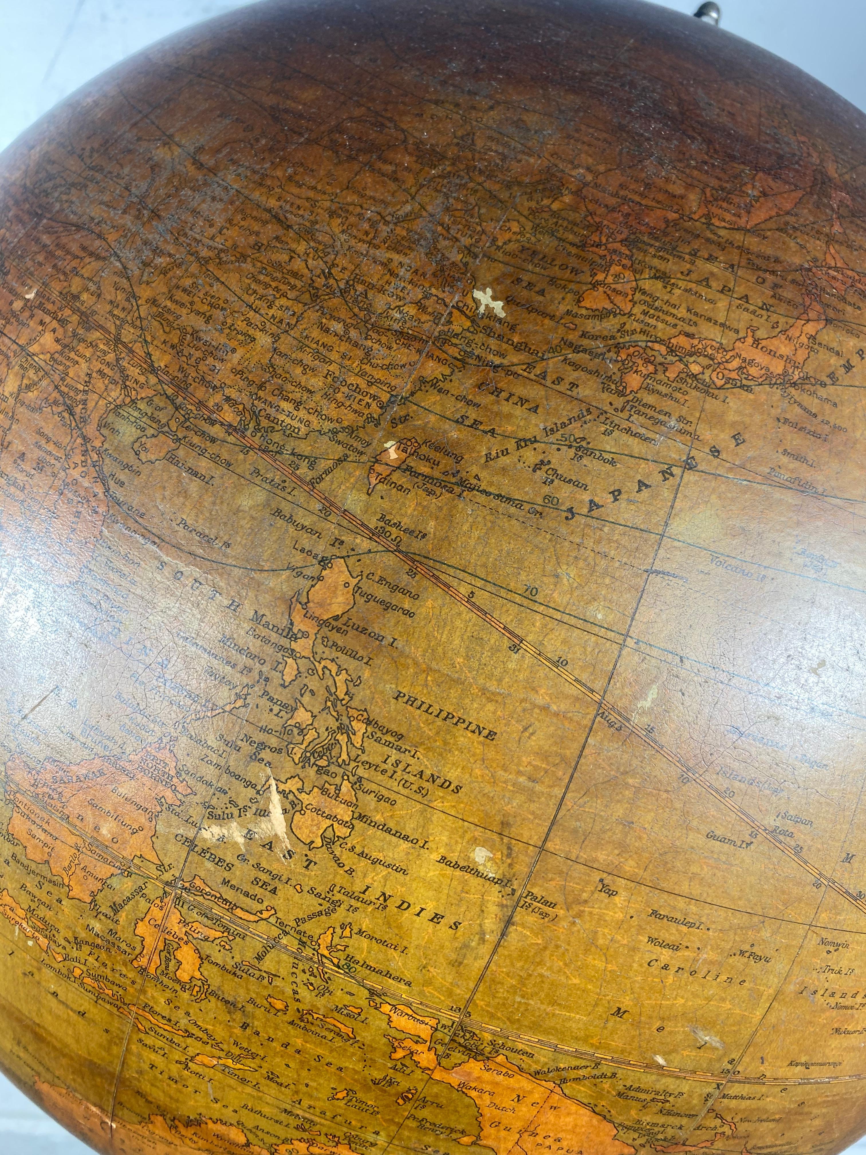 Globe du début du XXe siècle par Weber Costello Co. Base en fonte ornée en vente 2