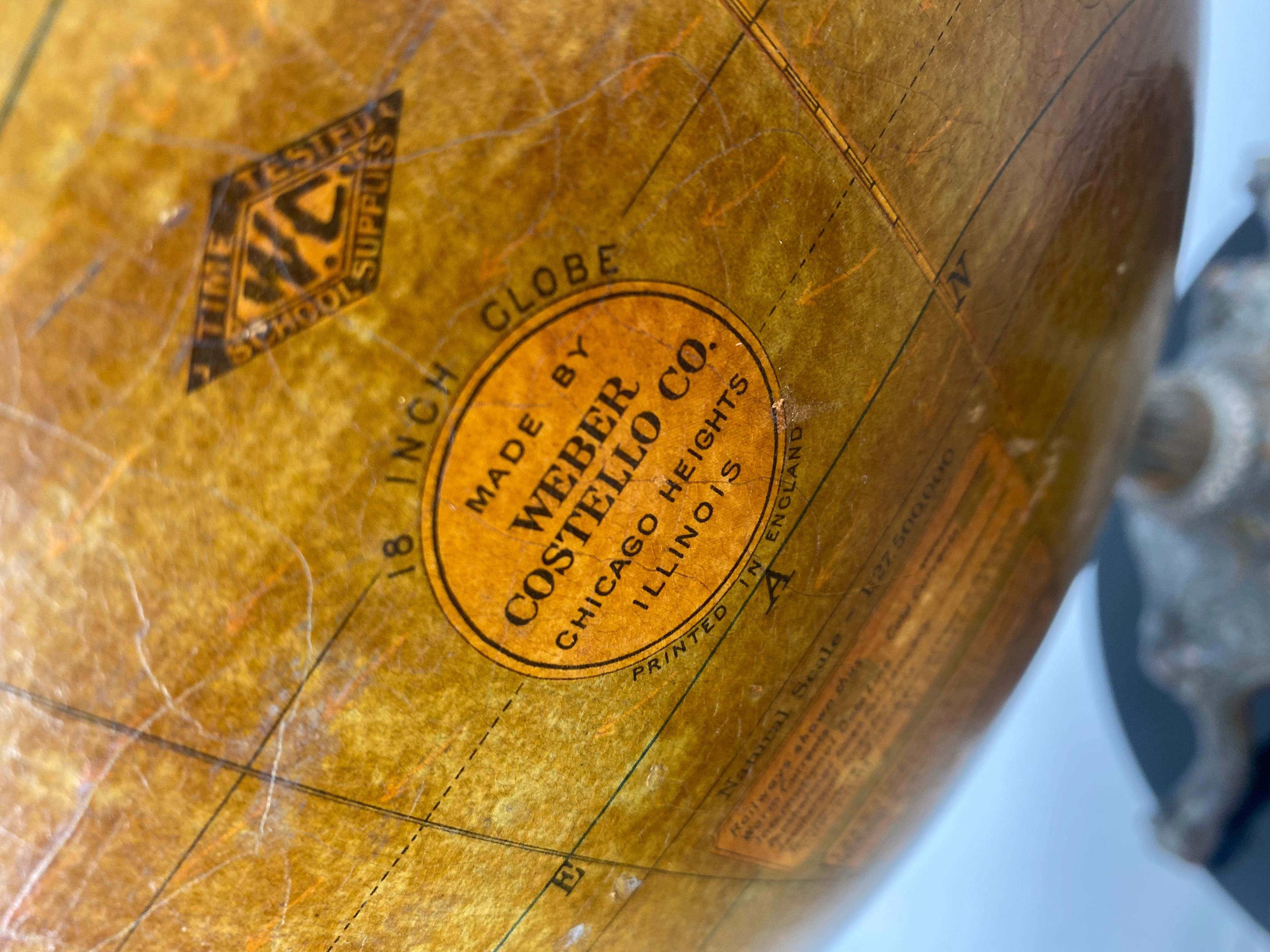 Américain Globe du début du XXe siècle par Weber Costello Co. Base en fonte ornée en vente