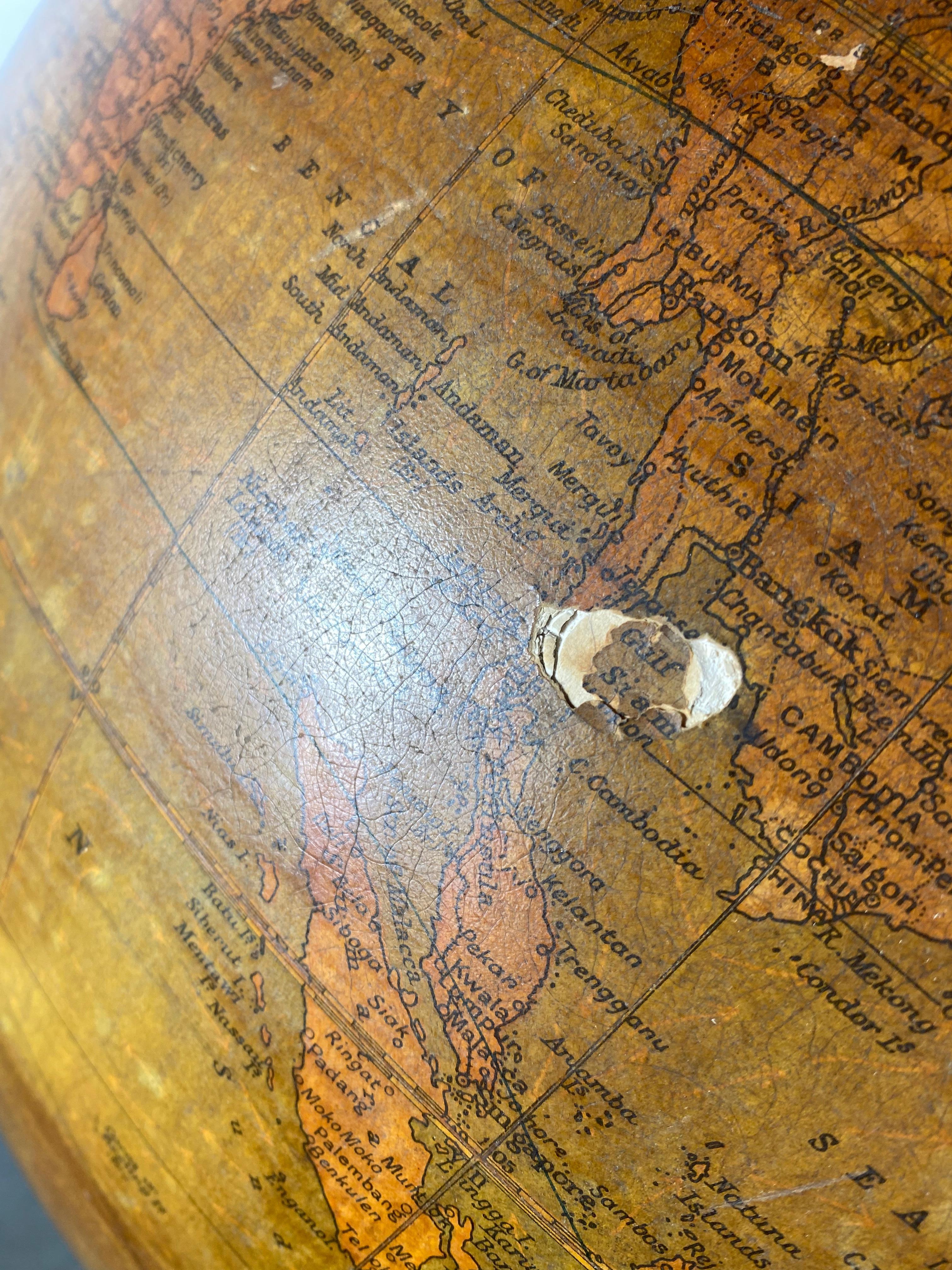 Globe du début du XXe siècle par Weber Costello Co. Base en fonte ornée en vente 1