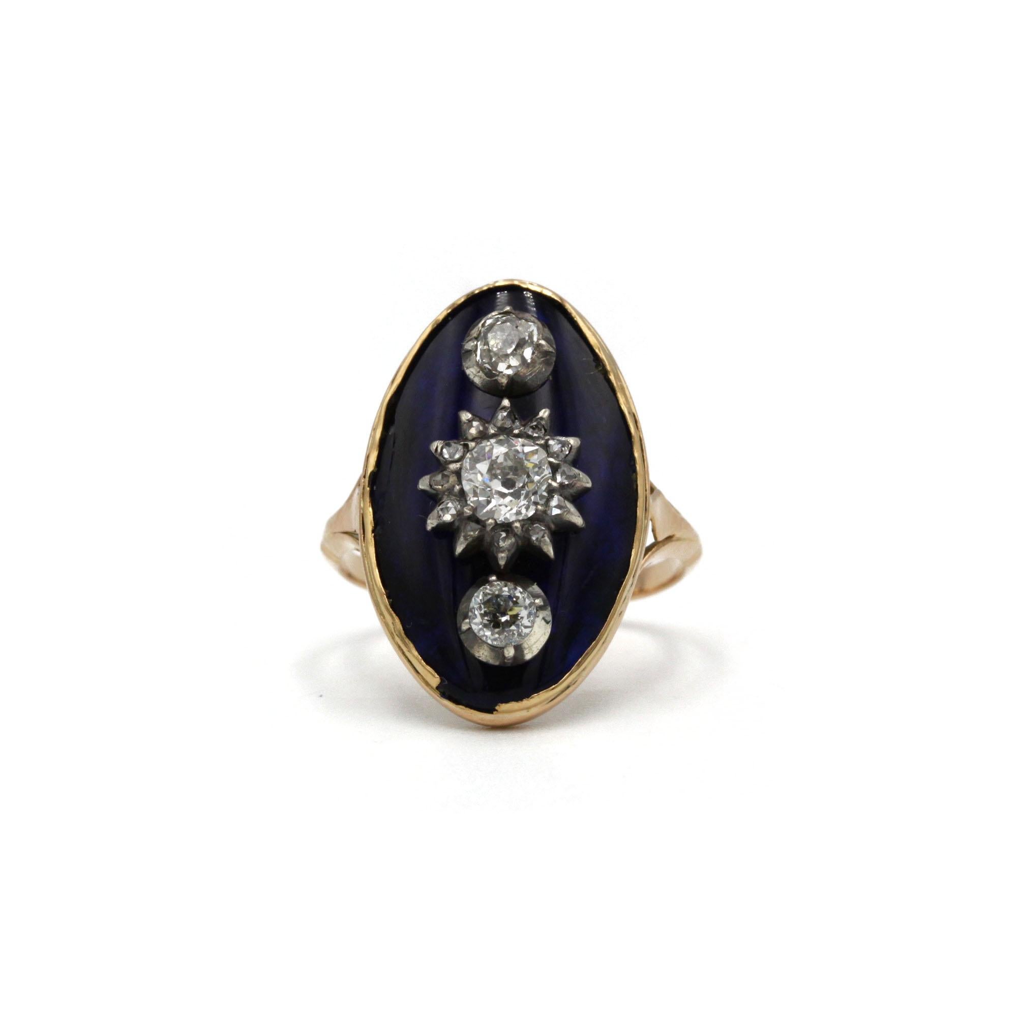 Anello in oro giallo 18 carati con smalto blu intenso (laque) e tre diamanti taglio vecchio incastonati in posizioni graduate. Questo elegante pezzo vintage mette in mostra una raffinata lavorazione d'epoca: un gambo sottile e leggermente affusolato