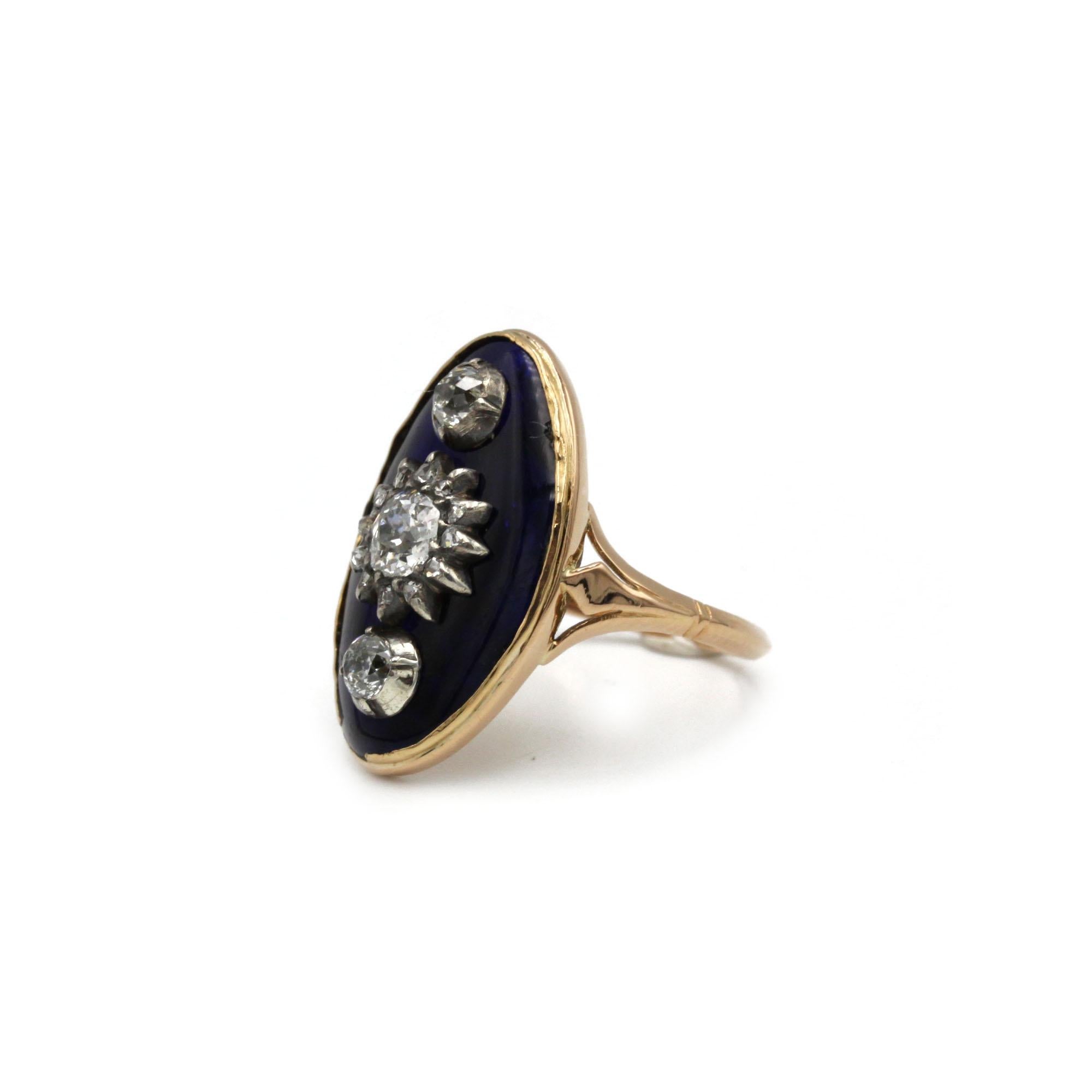Primo vittoriano Anello in oro giallo 18 carati con smalto blu e tre diamanti taglio antico dei primi del Novecento in vendita