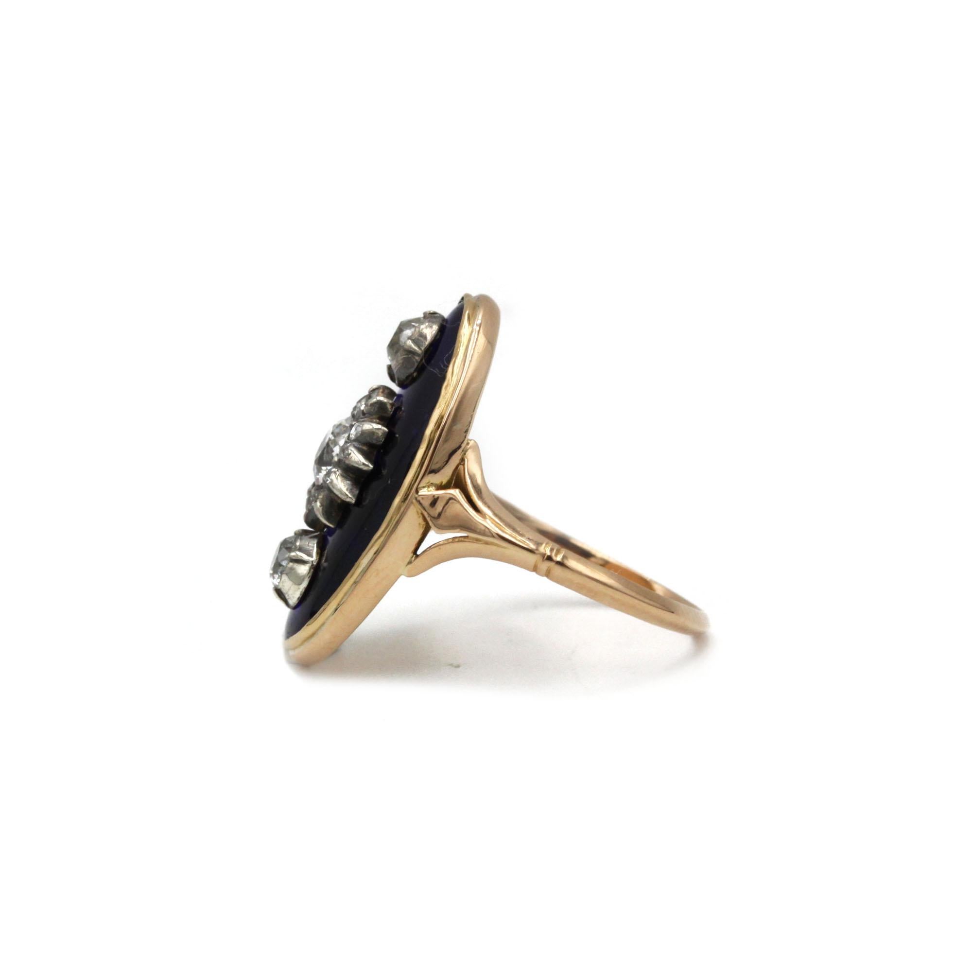 Taglio vecchia miniera Anello in oro giallo 18 carati con smalto blu e tre diamanti taglio antico dei primi del Novecento in vendita