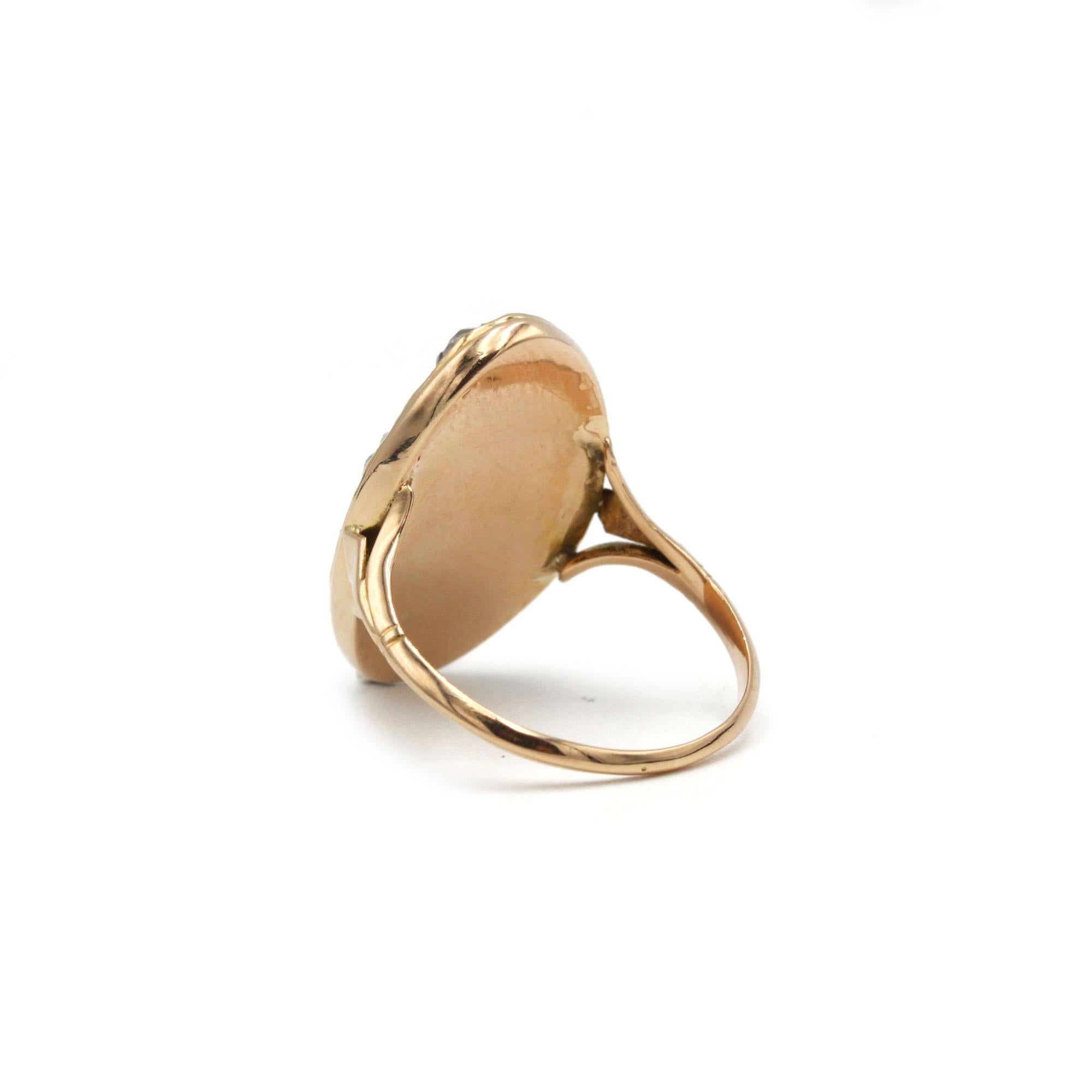 Anello in oro giallo 18 carati con smalto blu e tre diamanti taglio antico dei primi del Novecento In condizioni buone in vendita a MONTMORENCY, FR