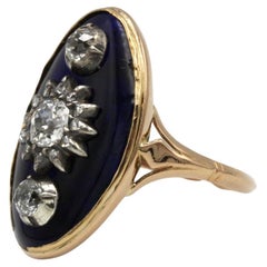 Anello in oro giallo 18 carati con smalto blu e tre diamanti taglio antico dei primi del Novecento