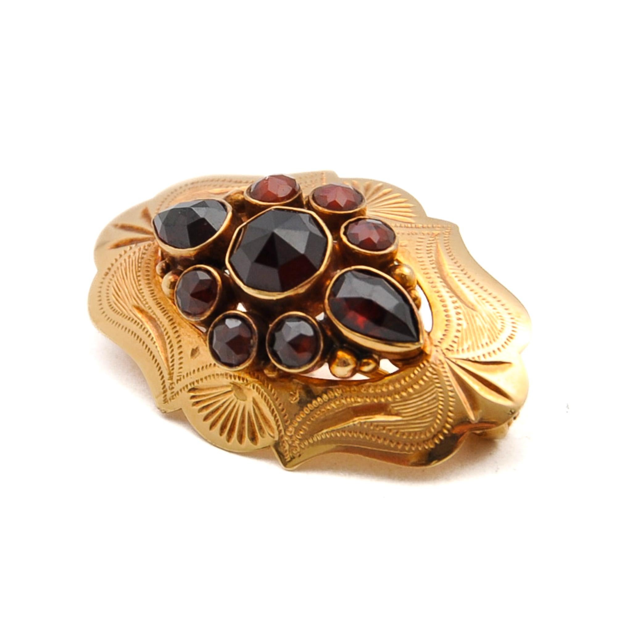 1920s Rose Cut Garnet 14 Karat Gold Engraved Brooch In Good Condition For Sale In Rotterdam, NL