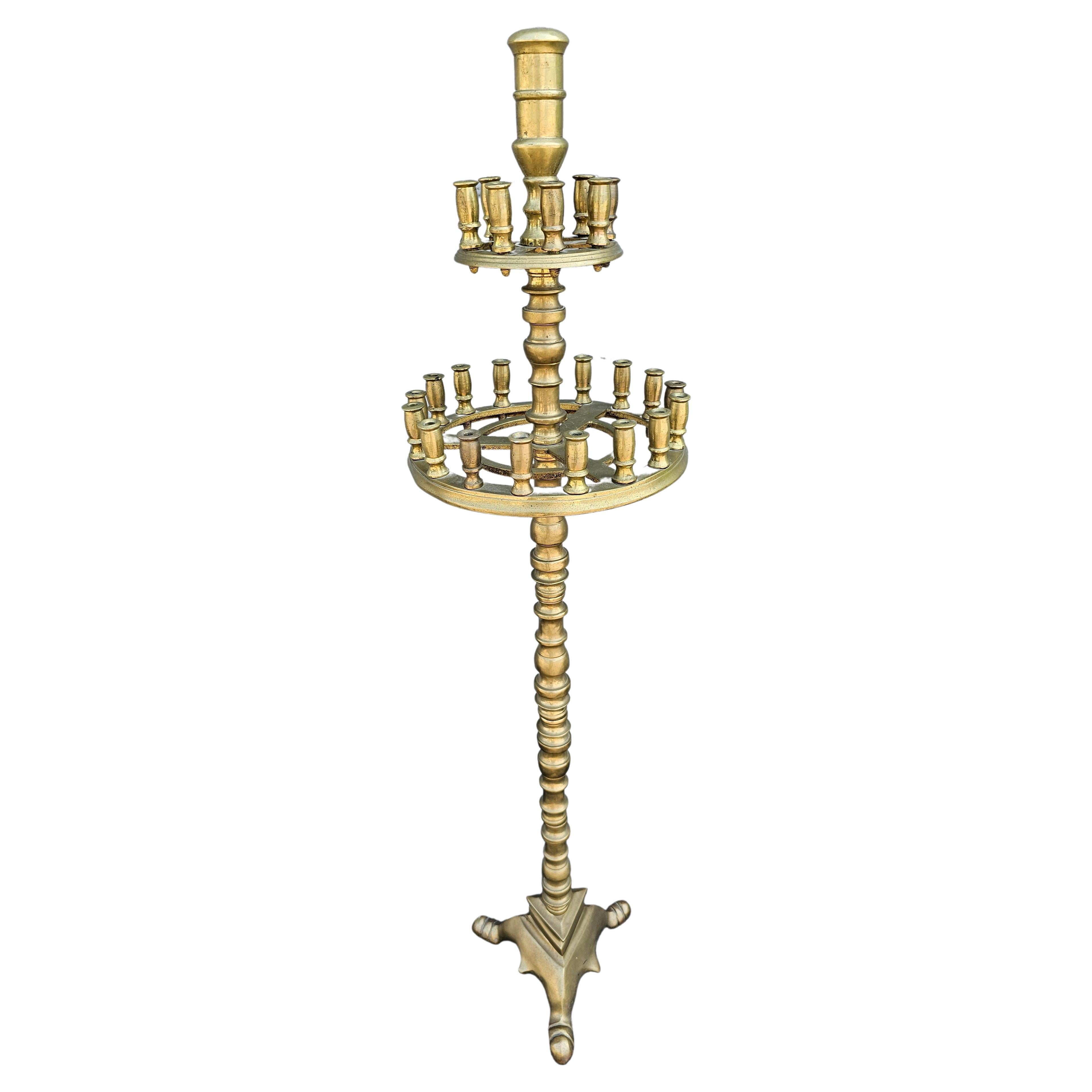 Anfang des 20. Jahrhunderts 27 Lichter Gothic Cast Brass Floor CandleStick Torchere  im Angebot