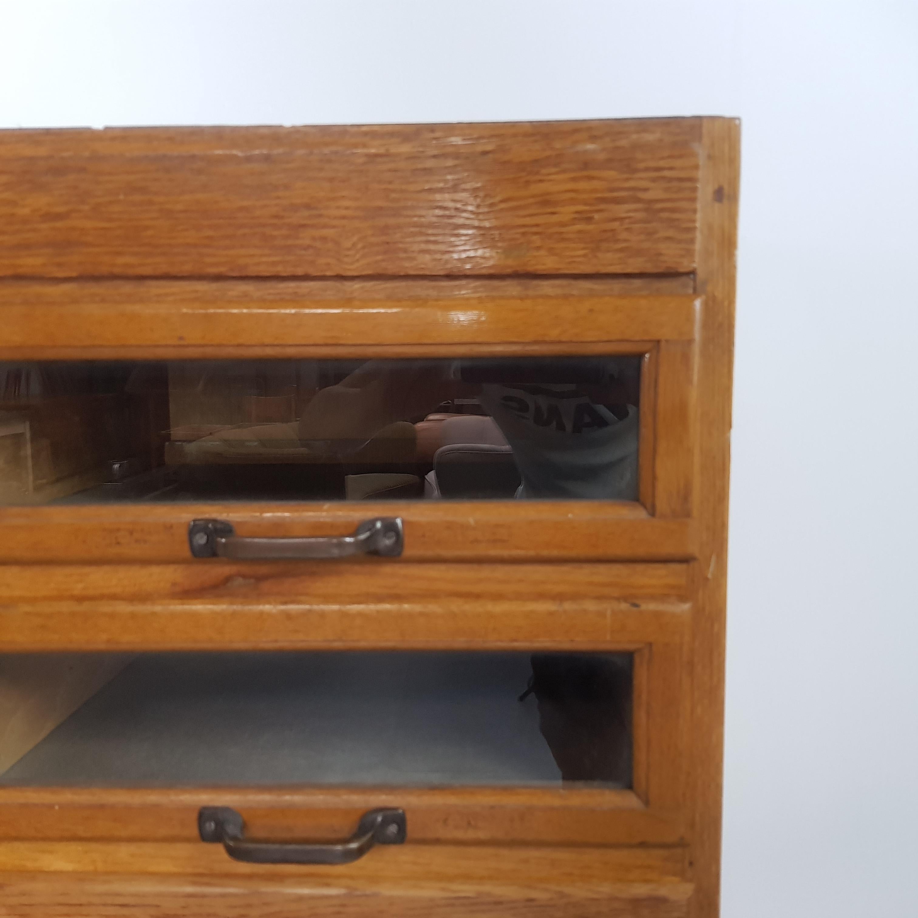 Early 20th Century 28-Drawer English Haberdashery Cabinet In Good Condition For Sale In Lewes, East Sussex