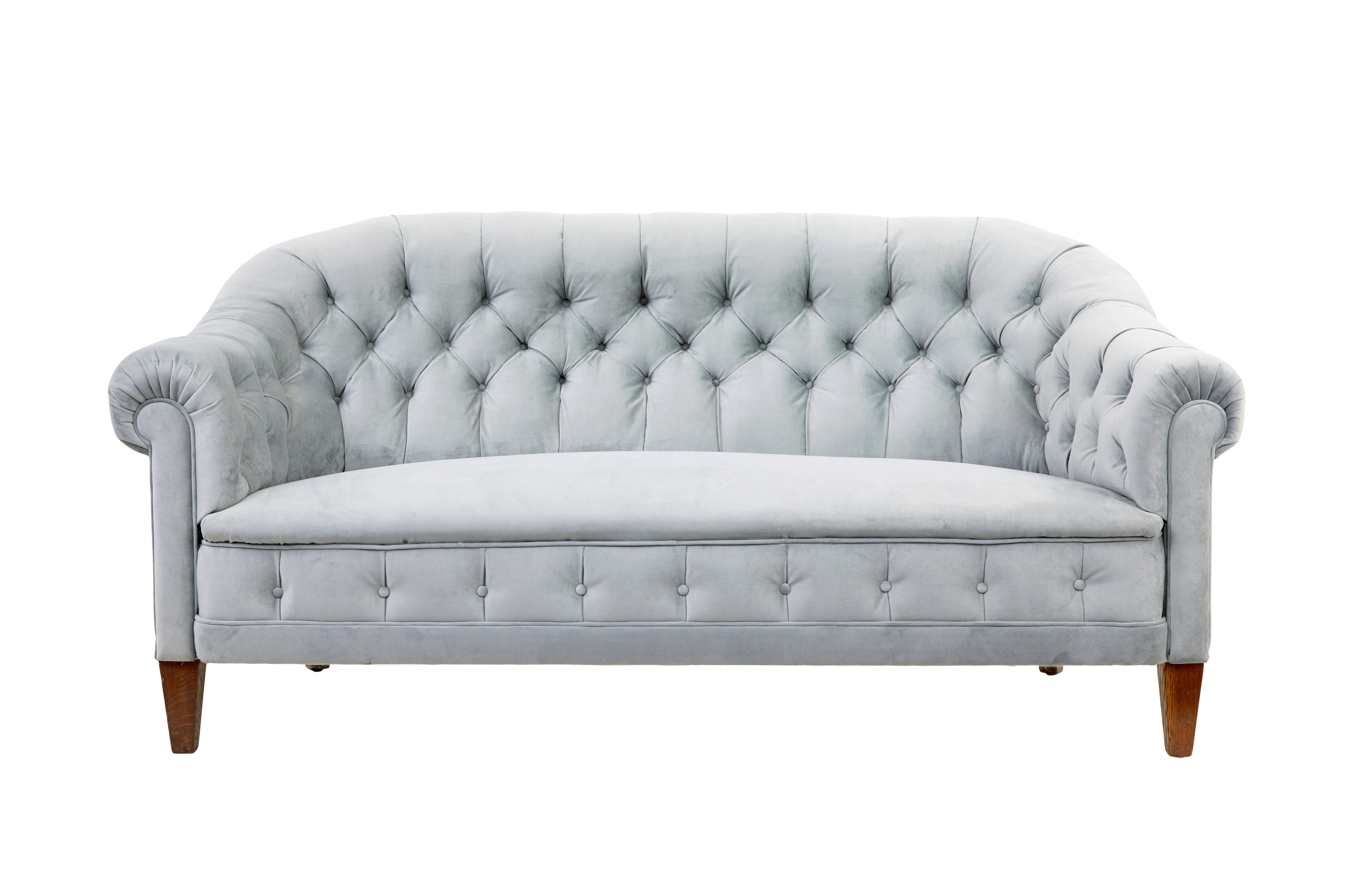 Magnifique canapé à boutons et 2 fauteuils circa 1900.

Nous venons d'entreprendre un projet de re-tapisserie complète de cette suite et de la recouvrir de moleskine d'un gris chaud pour l'adapter à un intérieur moderne et traditionnel.

Les