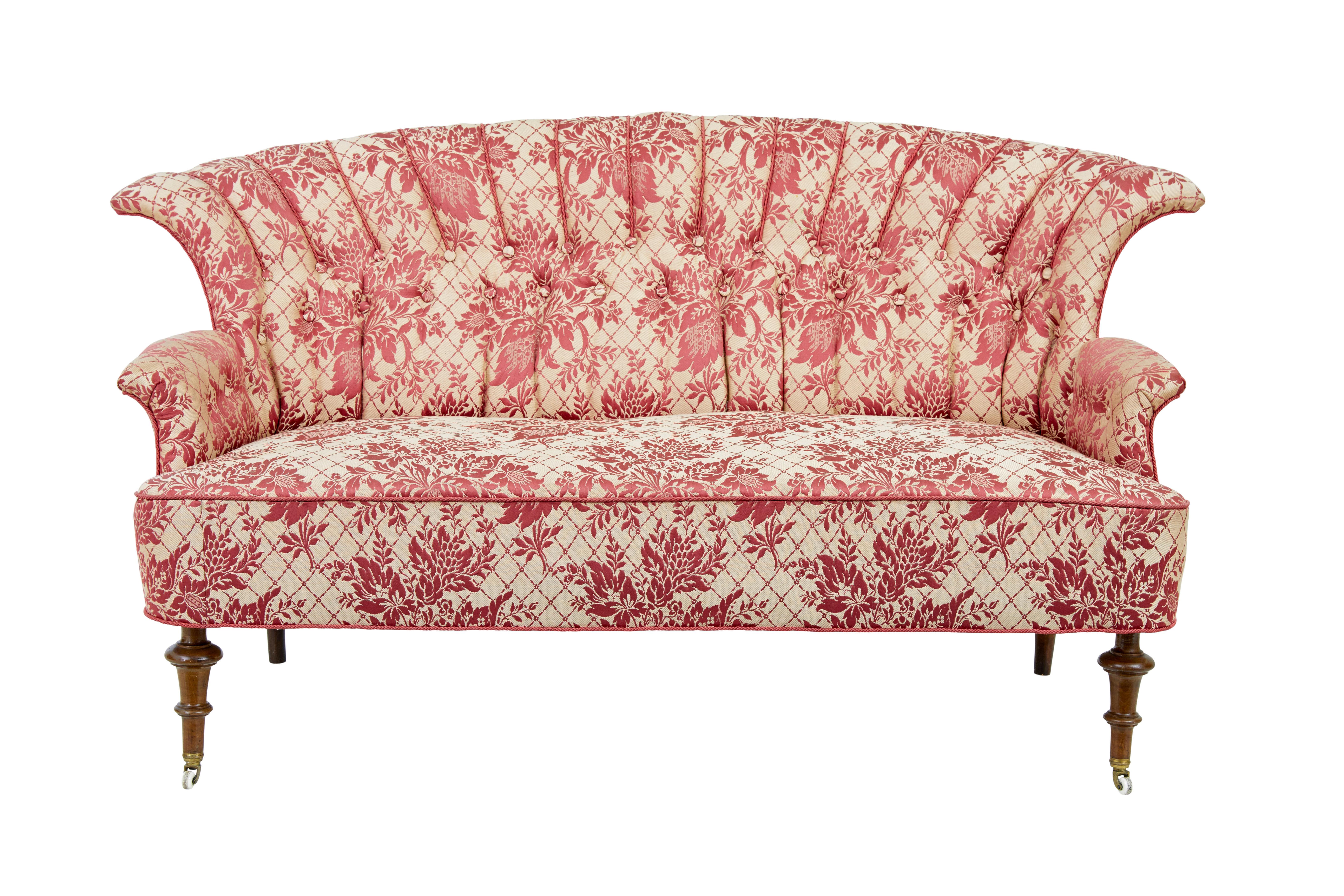 Magnifique ensemble de salon 3 pièces vers 1900.

La suite comprend un canapé et deux chaises assorties.  Chacun d'entre eux est doté d'un dos en coquille, d'un passepoil et d'un bouton au dos.  Richement rembourré dans un matériau crème plus tardif