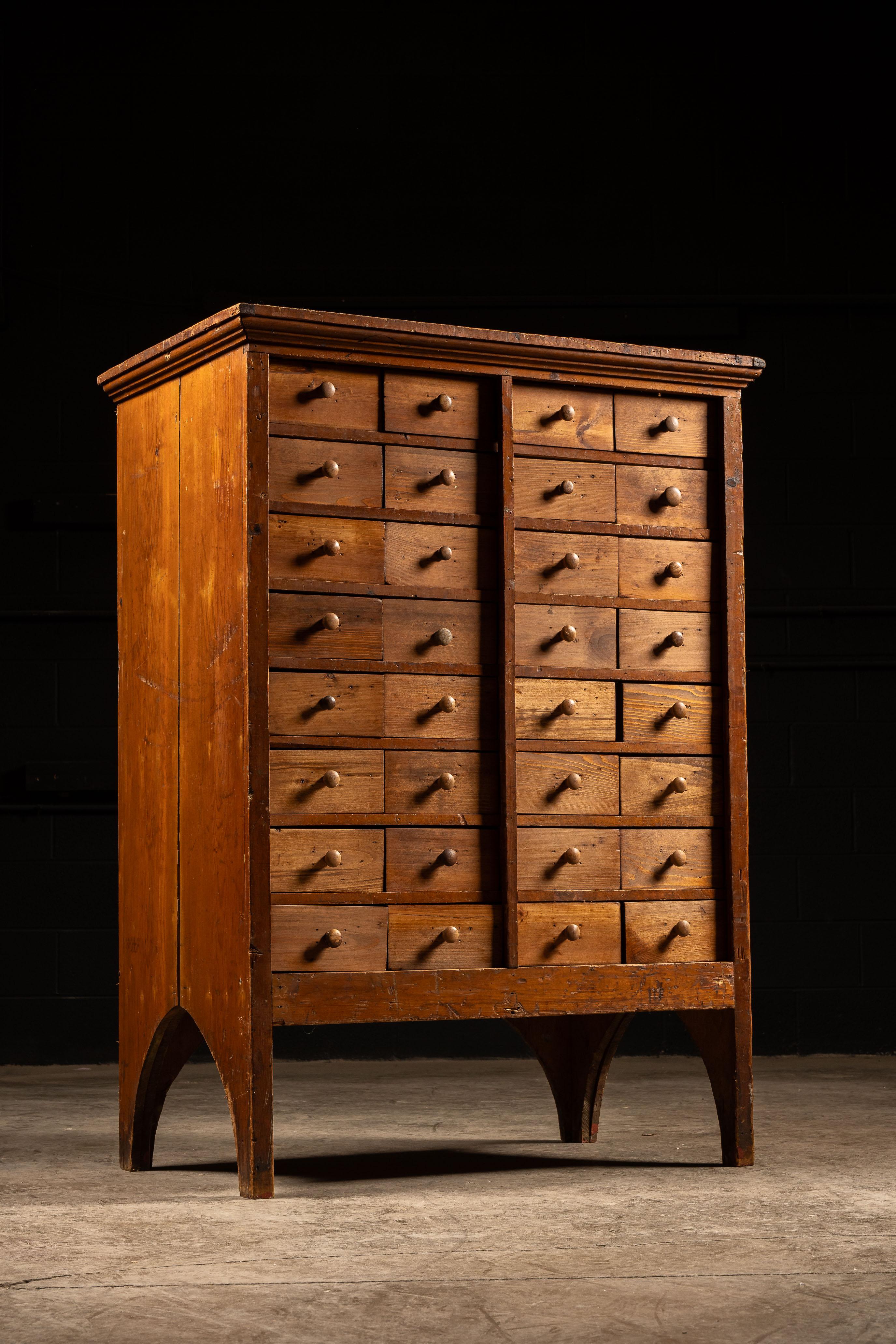 Mobile antico in Oak con cassetti in legno torniti.
Questo mobile rustico presenta 32 cassetti di dimensioni uniformi e presenta graffi e abrasioni che aggiungono carattere a questo mobile, invece di sminuirne il valore, conferendogli un fascino