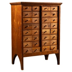 32-Schubladen-Schrank aus dem frühen 20.