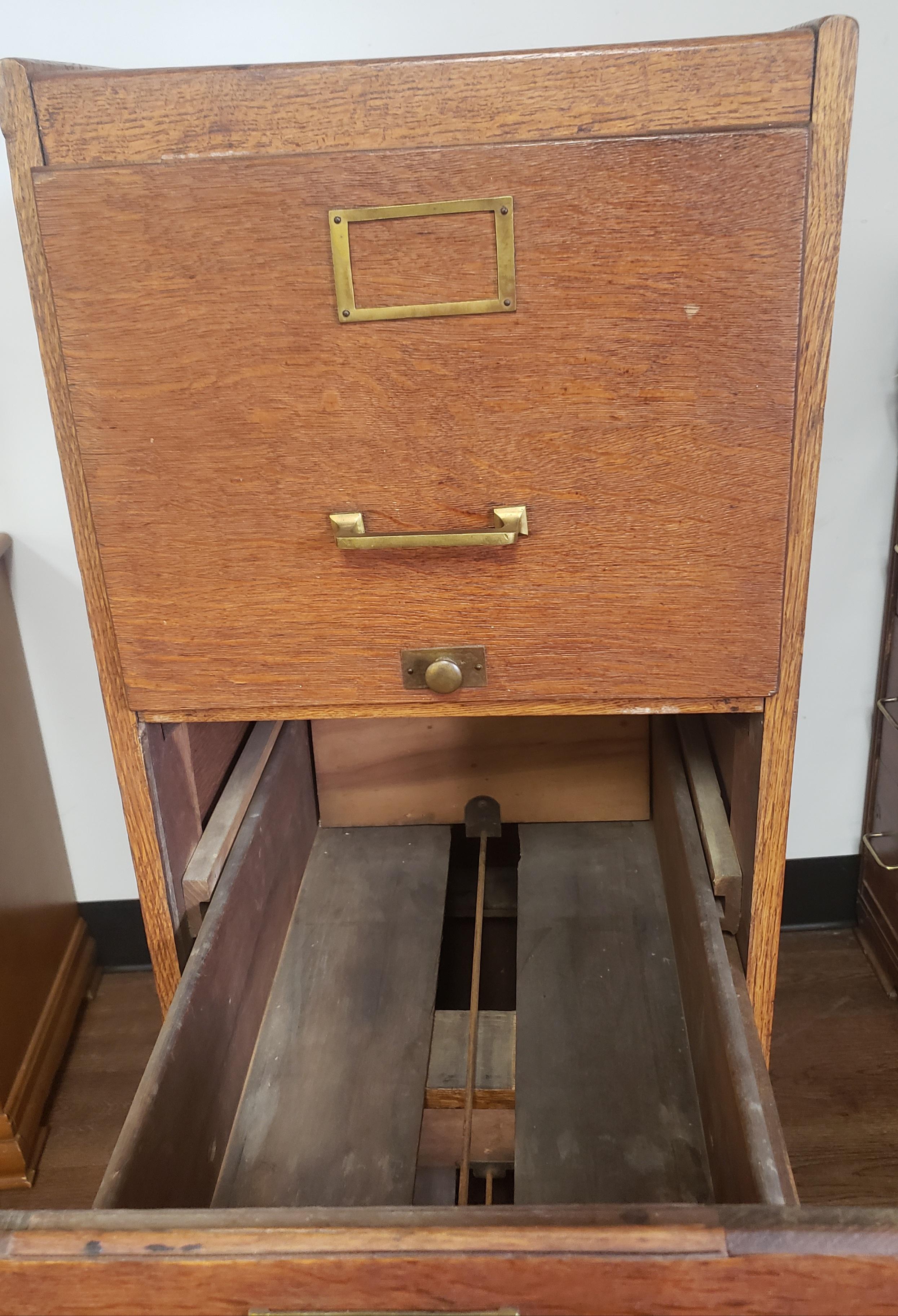 Early 20th Century 4-Drawer Oak Filing Cabinet In Good Condition For Sale In Germantown, MD