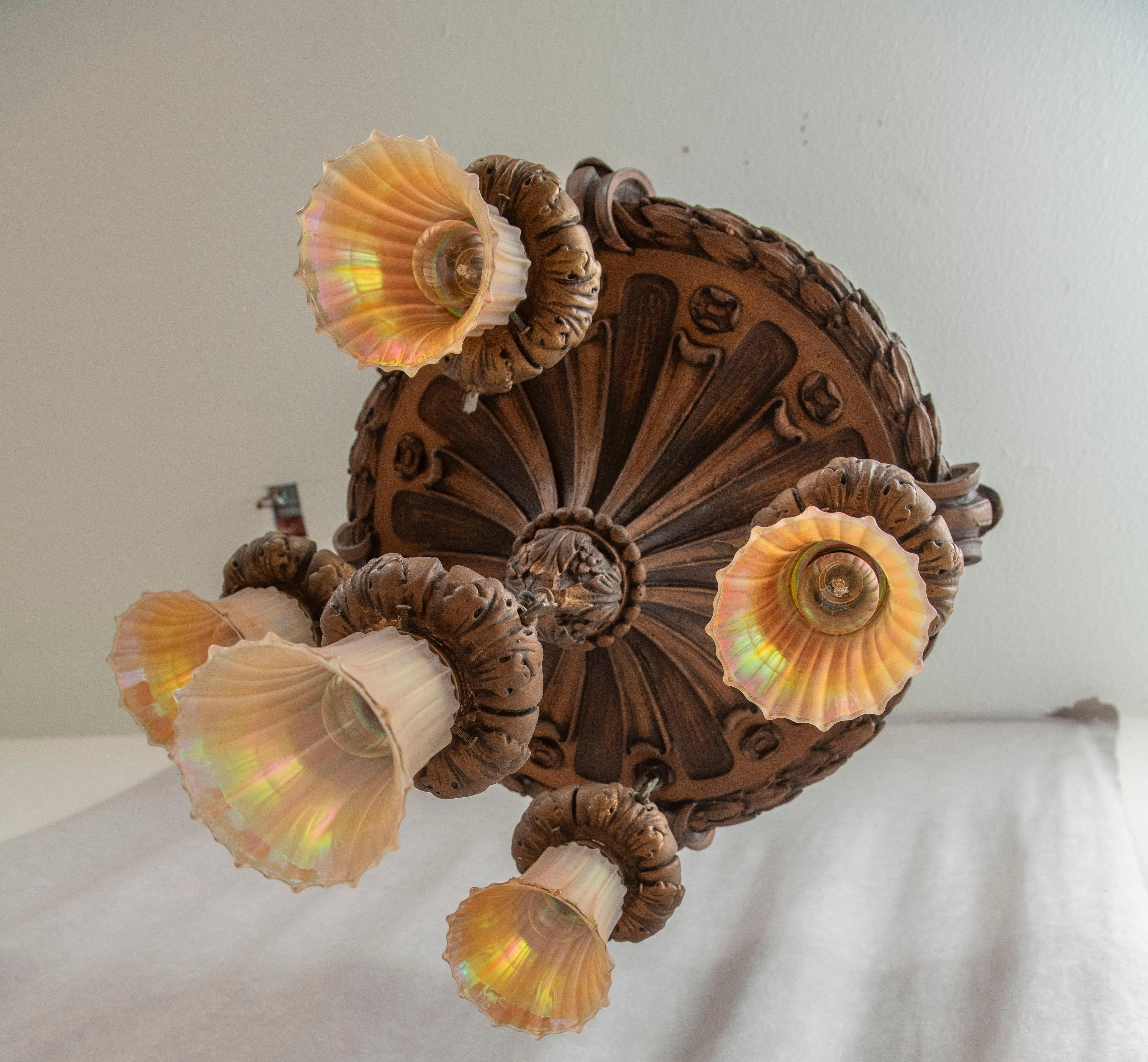 Lustre à 5 bras de lumière en gesso du début du 20e siècle avec 5 abat-jours en verre 