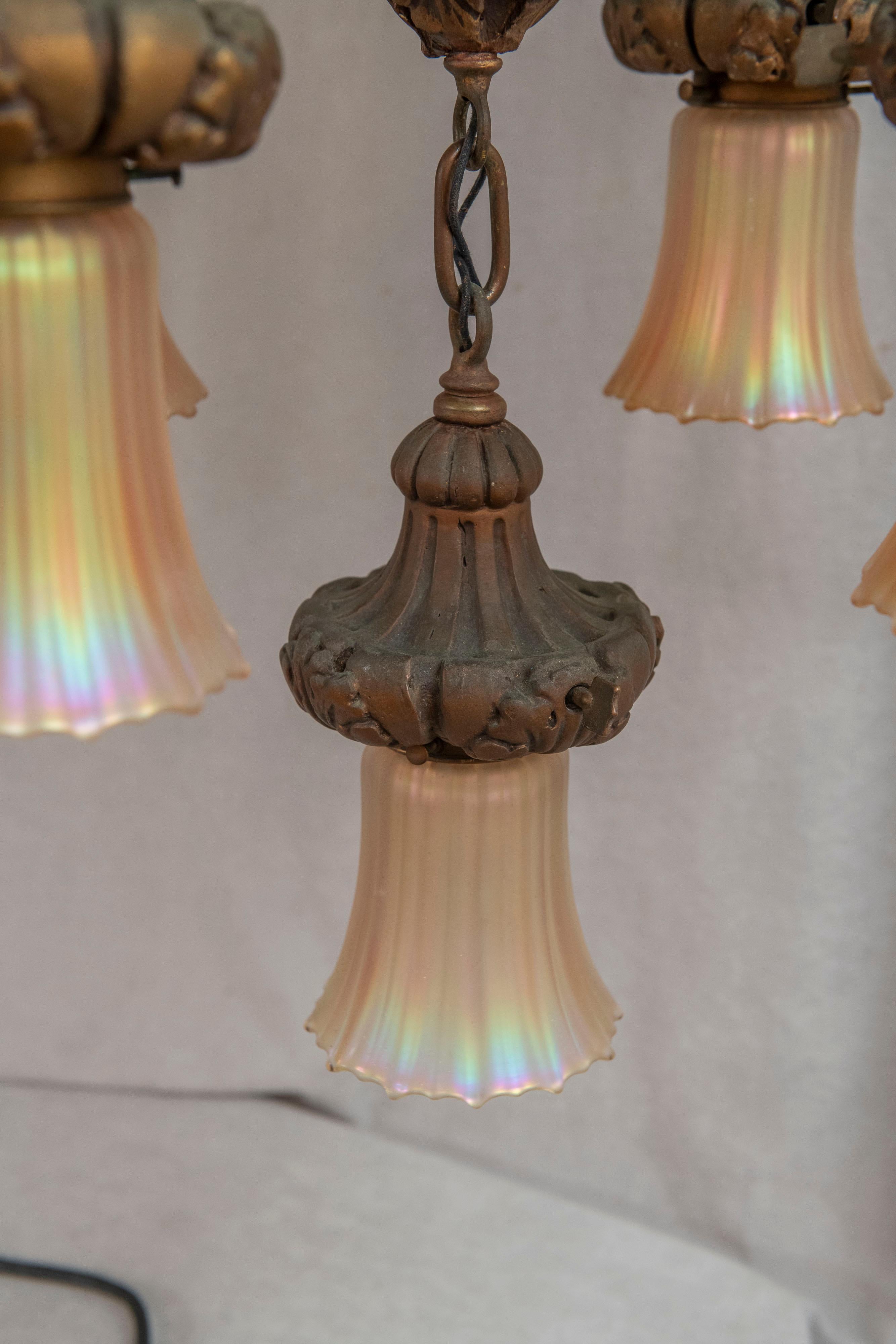 Lustre à 5 bras de lumière en gesso du début du 20e siècle avec 5 abat-jours en verre 