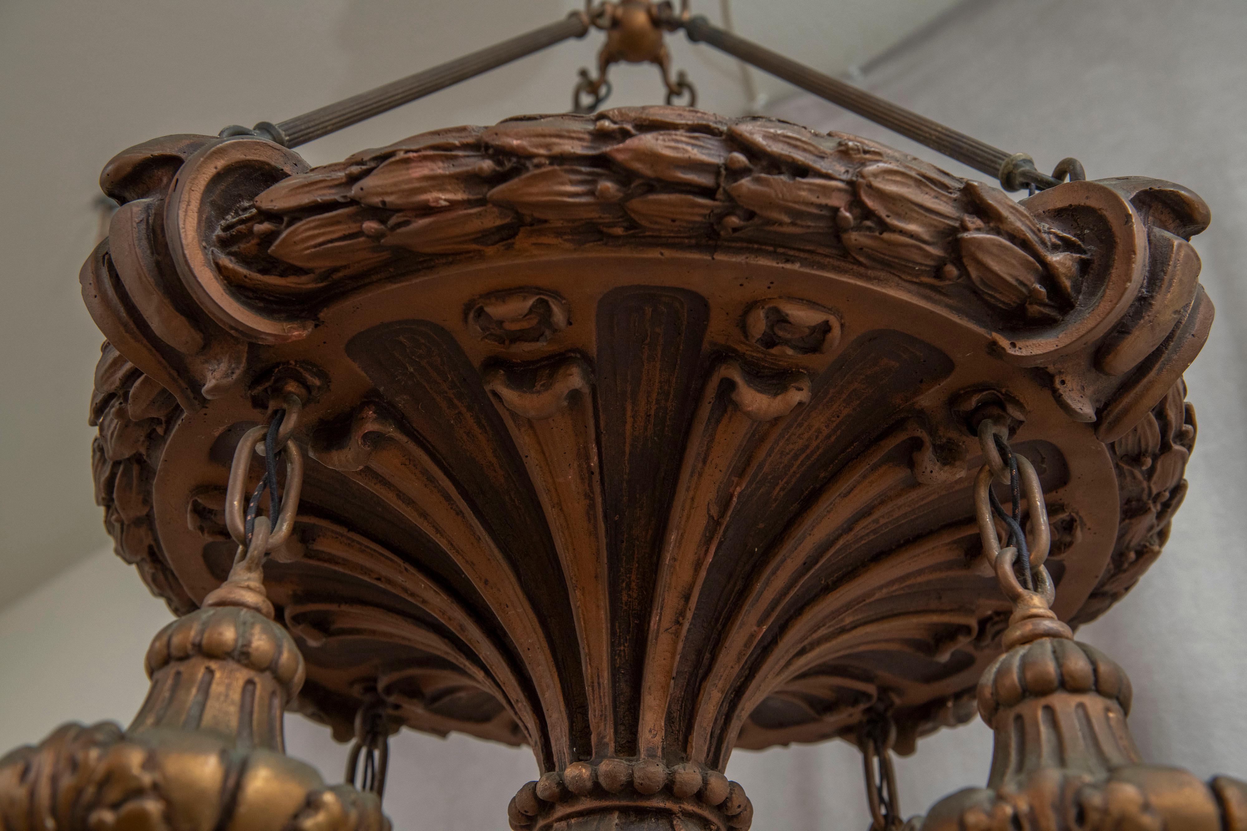 Lustre à 5 bras de lumière en gesso du début du 20e siècle avec 5 abat-jours en verre 