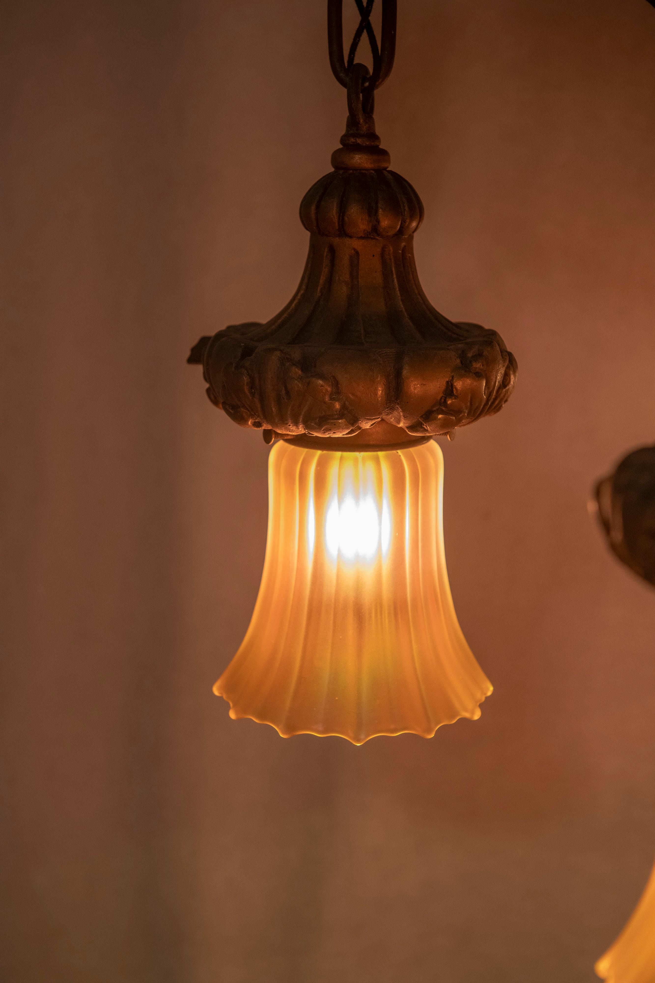 Victorien tardif Lustre à 5 bras de lumière en gesso du début du 20e siècle avec 5 abat-jours en verre 