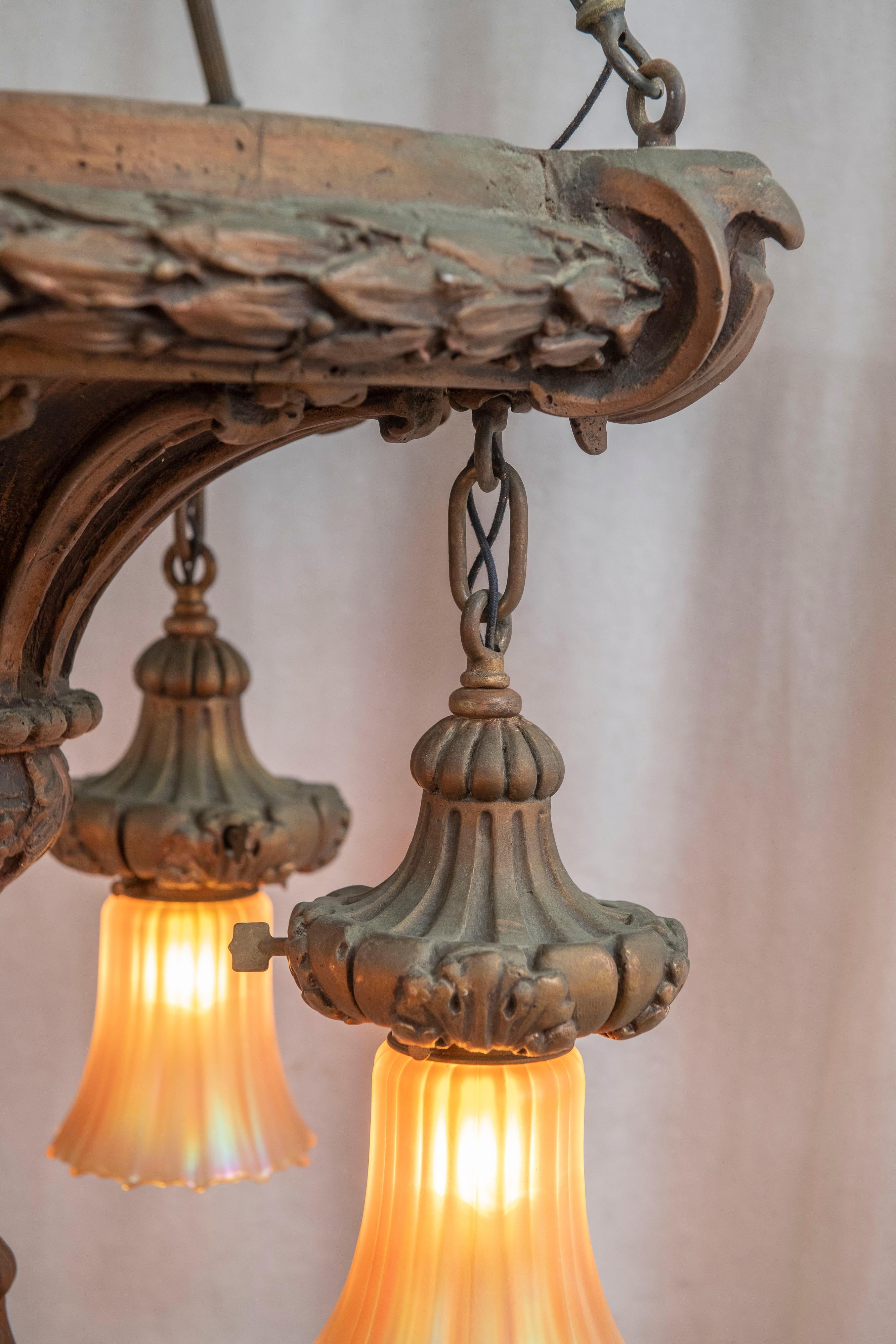 Américain Lustre à 5 bras de lumière en gesso du début du 20e siècle avec 5 abat-jours en verre 