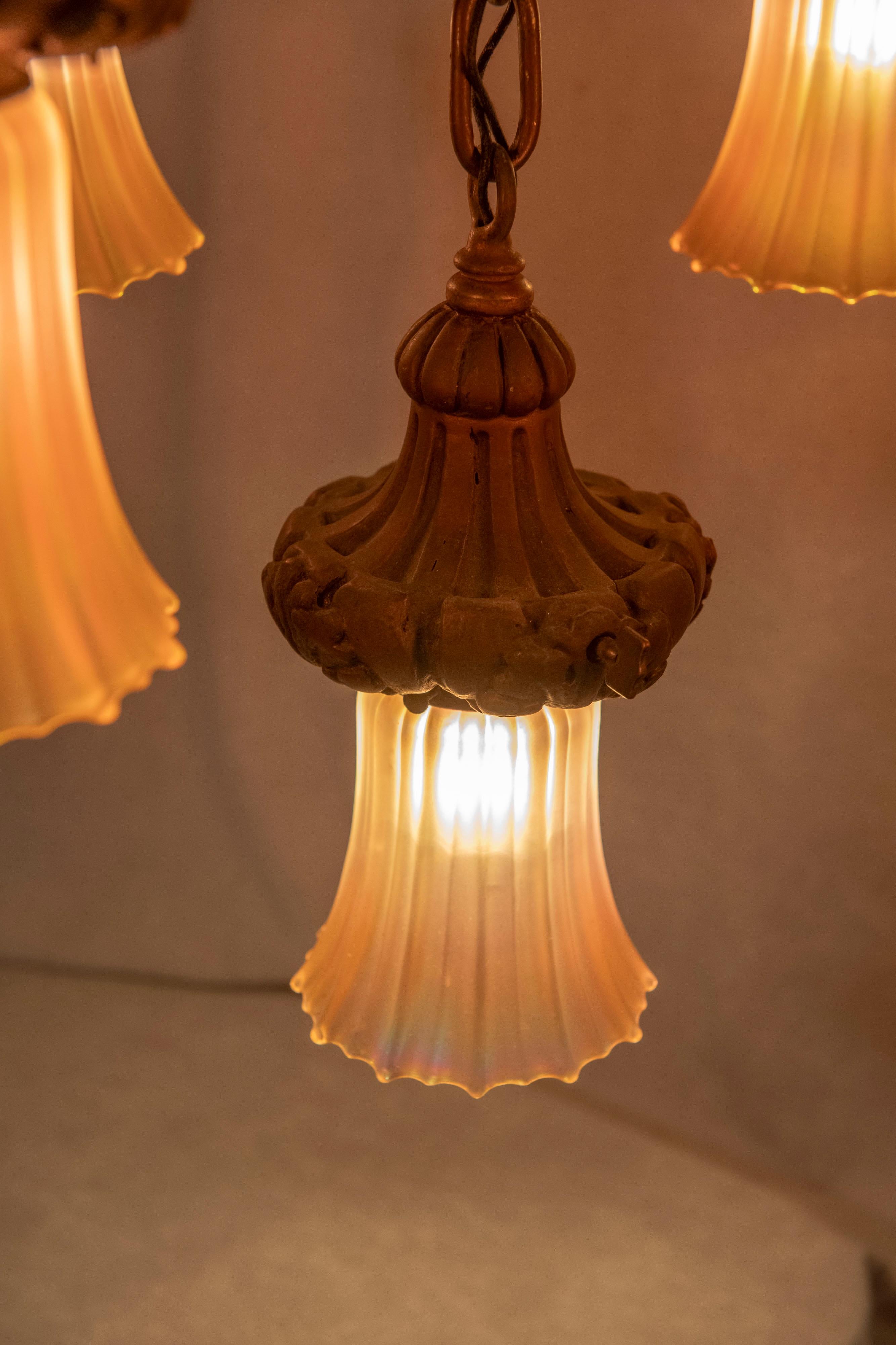 Moulage Lustre à 5 bras de lumière en gesso du début du 20e siècle avec 5 abat-jours en verre 