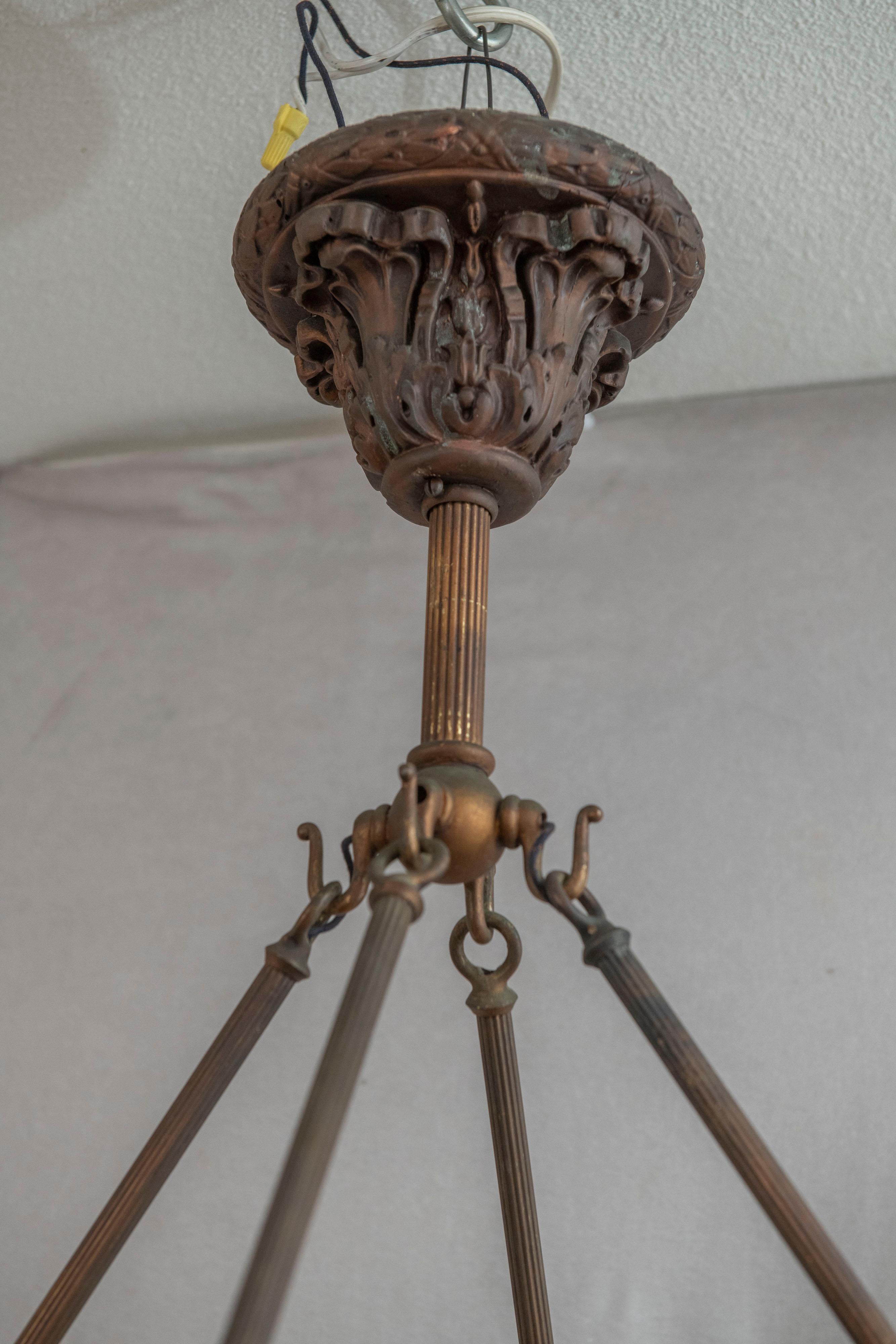 Lustre à 5 bras de lumière en gesso du début du 20e siècle avec 5 abat-jours en verre 