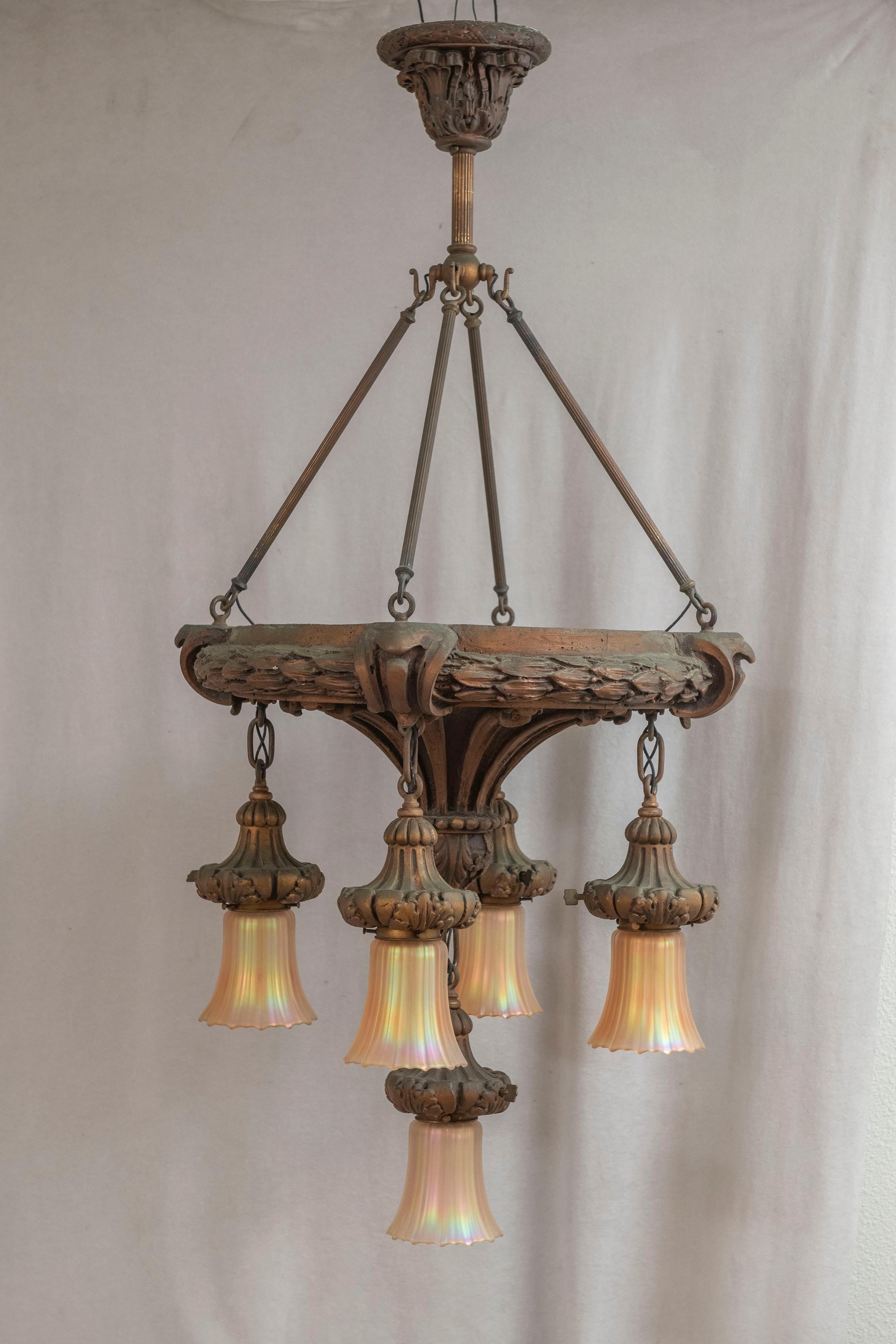 Laiton Lustre à 5 bras de lumière en gesso du début du 20e siècle avec 5 abat-jours en verre 