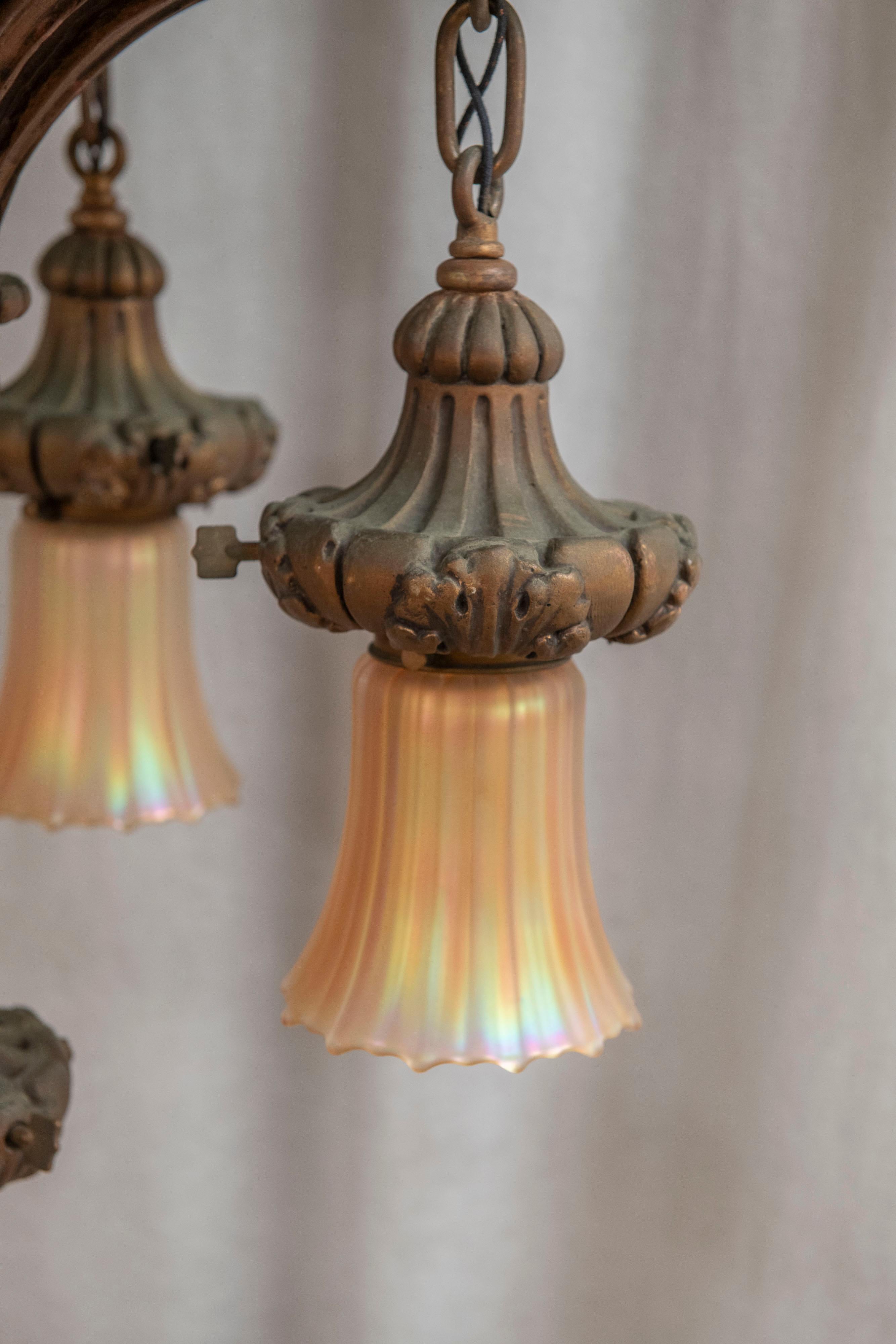 Lustre à 5 bras de lumière en gesso du début du 20e siècle avec 5 abat-jours en verre 
