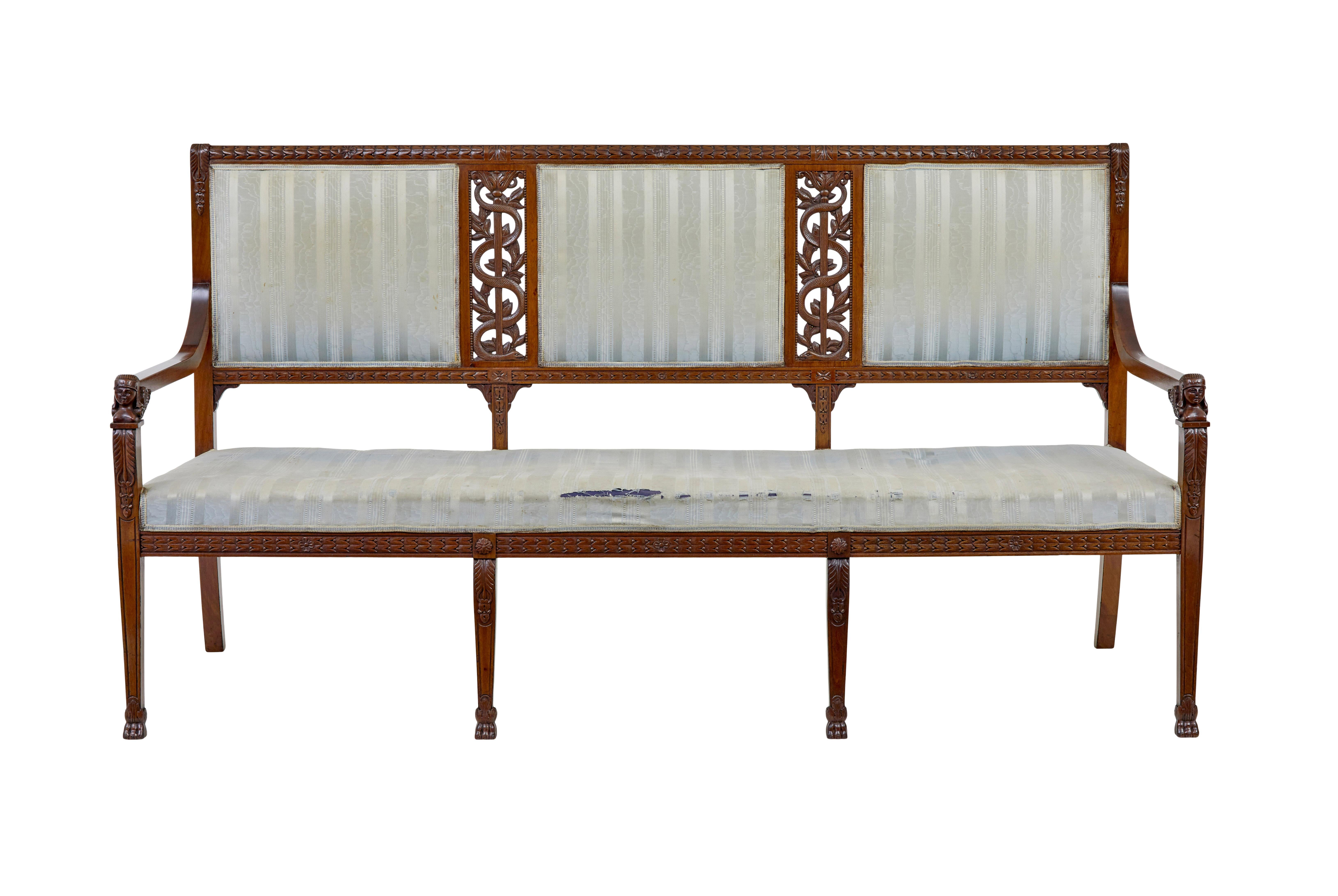 Suite de salon en noyer sculpté du début du 20e siècle, circa 1920

Nous avons ici un salon de bonne qualité prêt à être rénové pour lui redonner sa gloire d'antan.
L'ensemble comprend 1 grand canapé, 1 paire de fauteuils et 4 chaises