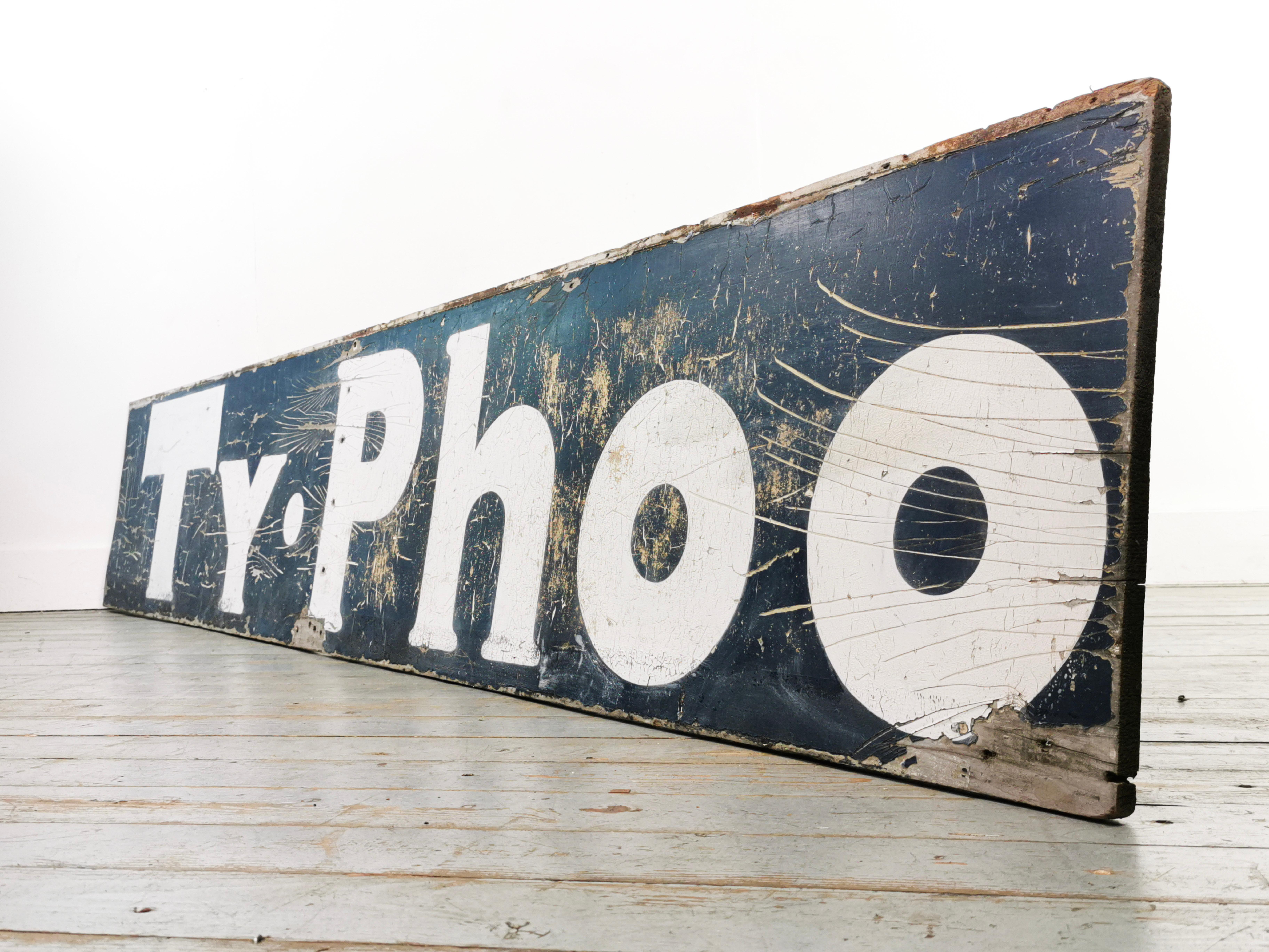 Début du 20e siècle, panneau publicitaire de 9 pieds en bois récupéré pour le thé Typhoo en vente 1